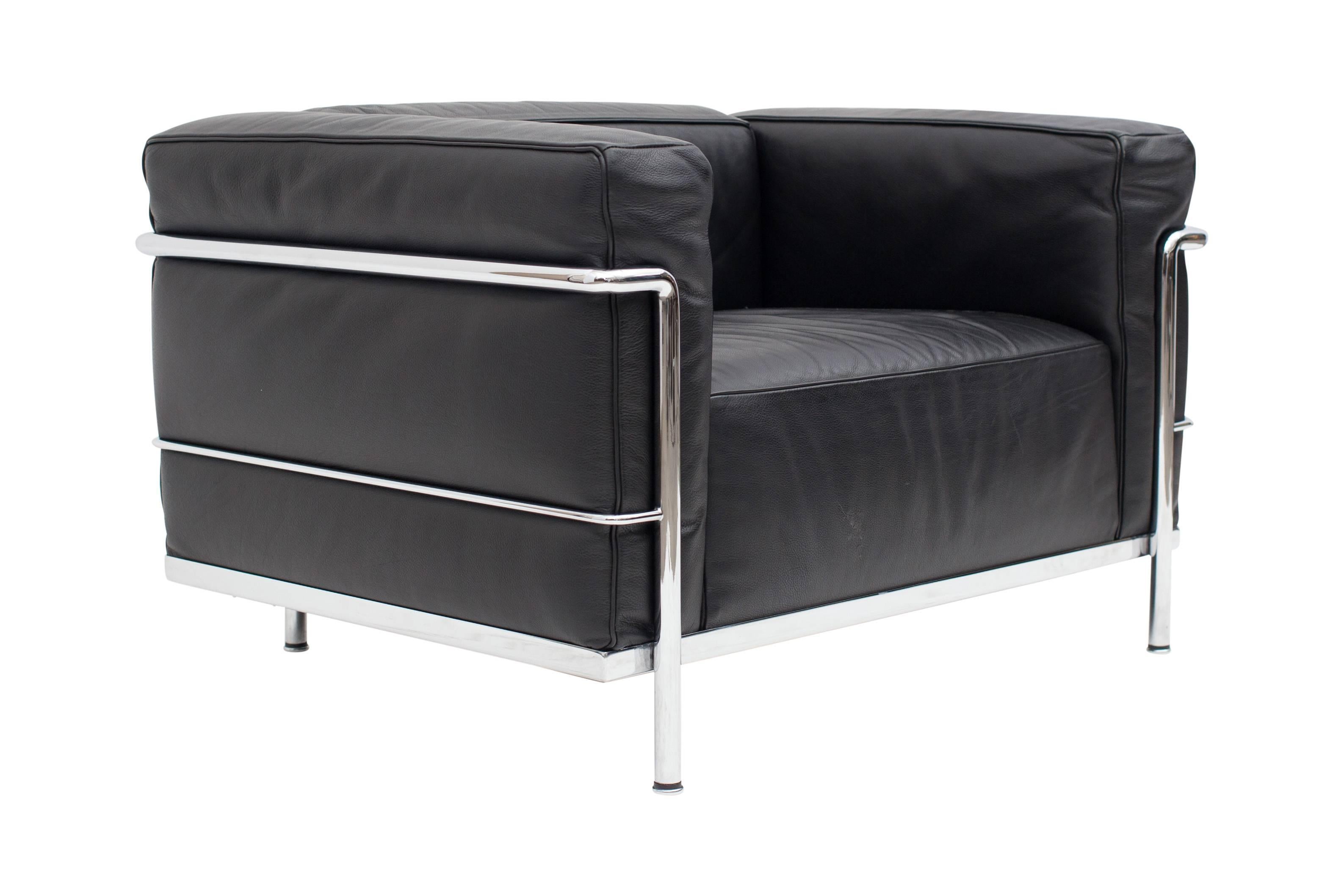 Designer: Le Corbusier, Pierre Jeanneret, Charlotte Perriand
fauteuil Grand Confort, grand modèle

I Maestri

Year of design: 1928
Year of production: 1965

Four black leather unconnected cushions, enclosed in a chrome steel tube