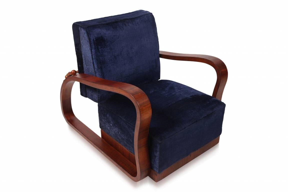 Halabala style pair of adjustable Art Deco lounge chairs.
The rosewood frames matches perfectly with the original blue velvet upholstery.
Manufactured in the Czech Republic, 1930s.