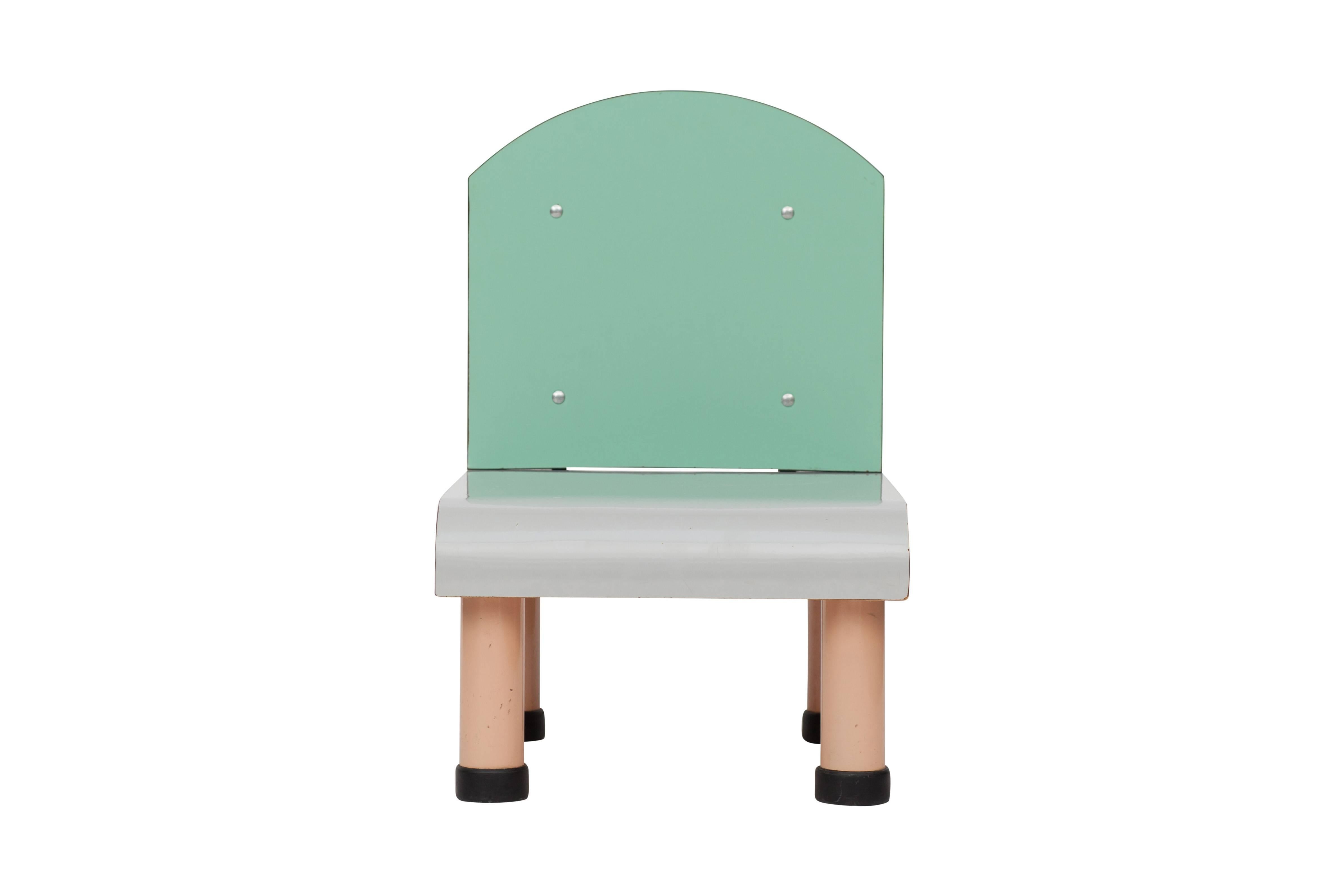 Memphis style chair, in the style of Ettore Sottsass with a well thought out color scheme.

The backrest is highlighted by a fun and elegant pattern. 

Italy, 1980s.

Measures: W 50.5, D 63.5, H 78.5, SH 32.5 cm.