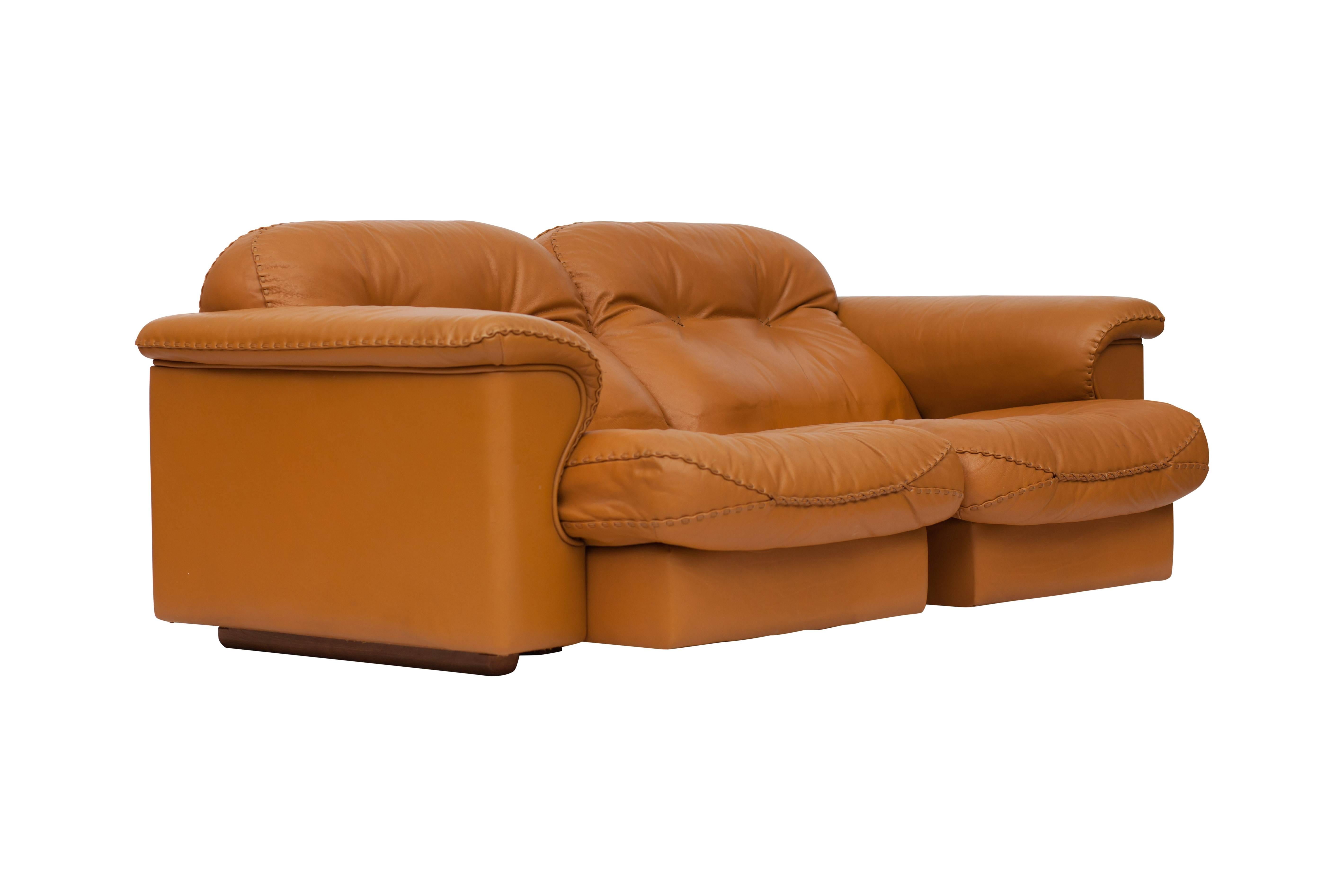 Mid-century modern Adjustable and comfortable two-seater sofa by De Sede.
The sofa is provide with a high quality brown leather and interesting think stitched seams.
The sofa features in a James Bond movie

 
 
