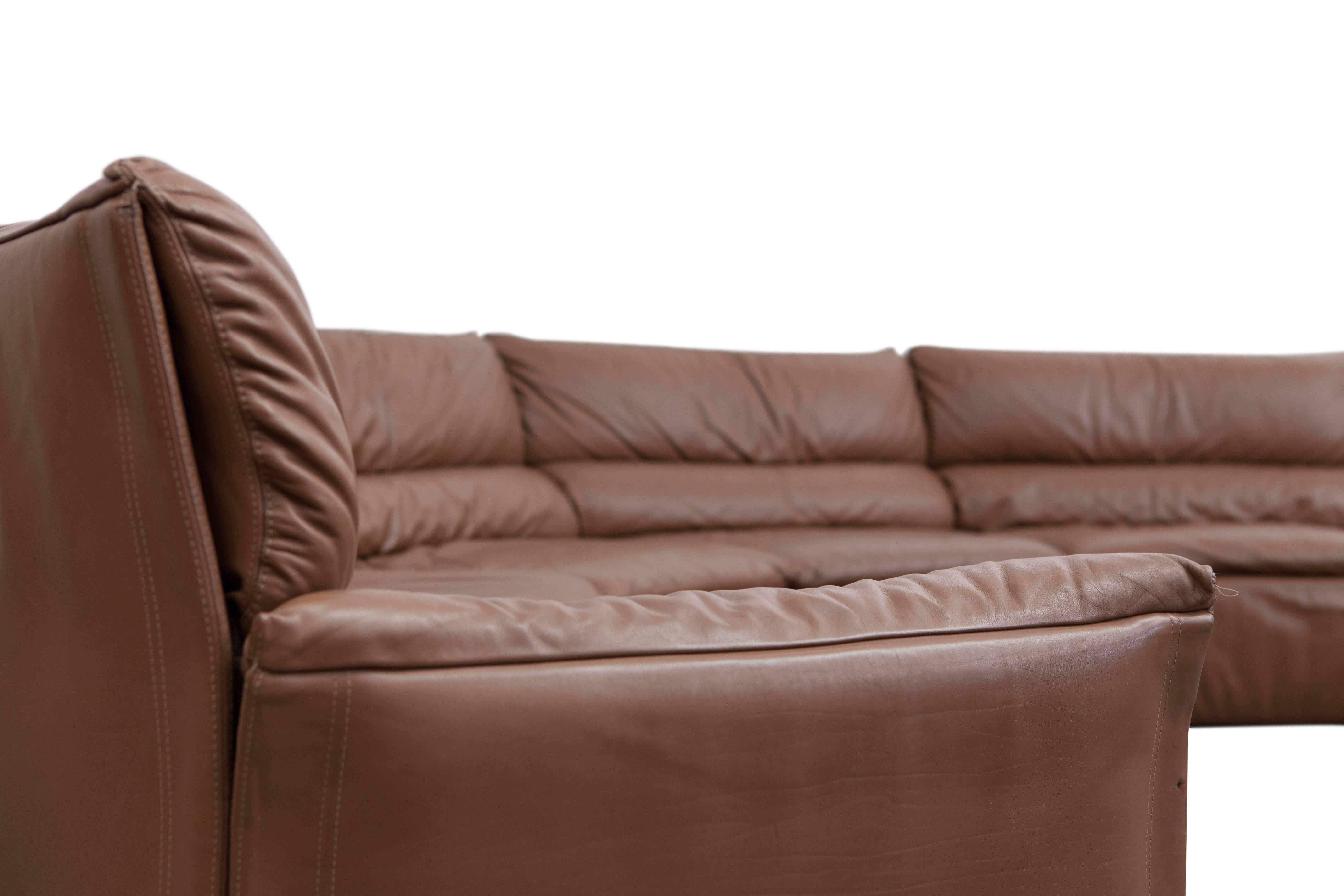 Post-modern Exceptionally large curved sectional sofa in brown leather by Saporiti.
The sofa can be separated and arranged in many different ways, depending on your liking.
The double padded backrest provides a lot of comfort. Each piece is signed