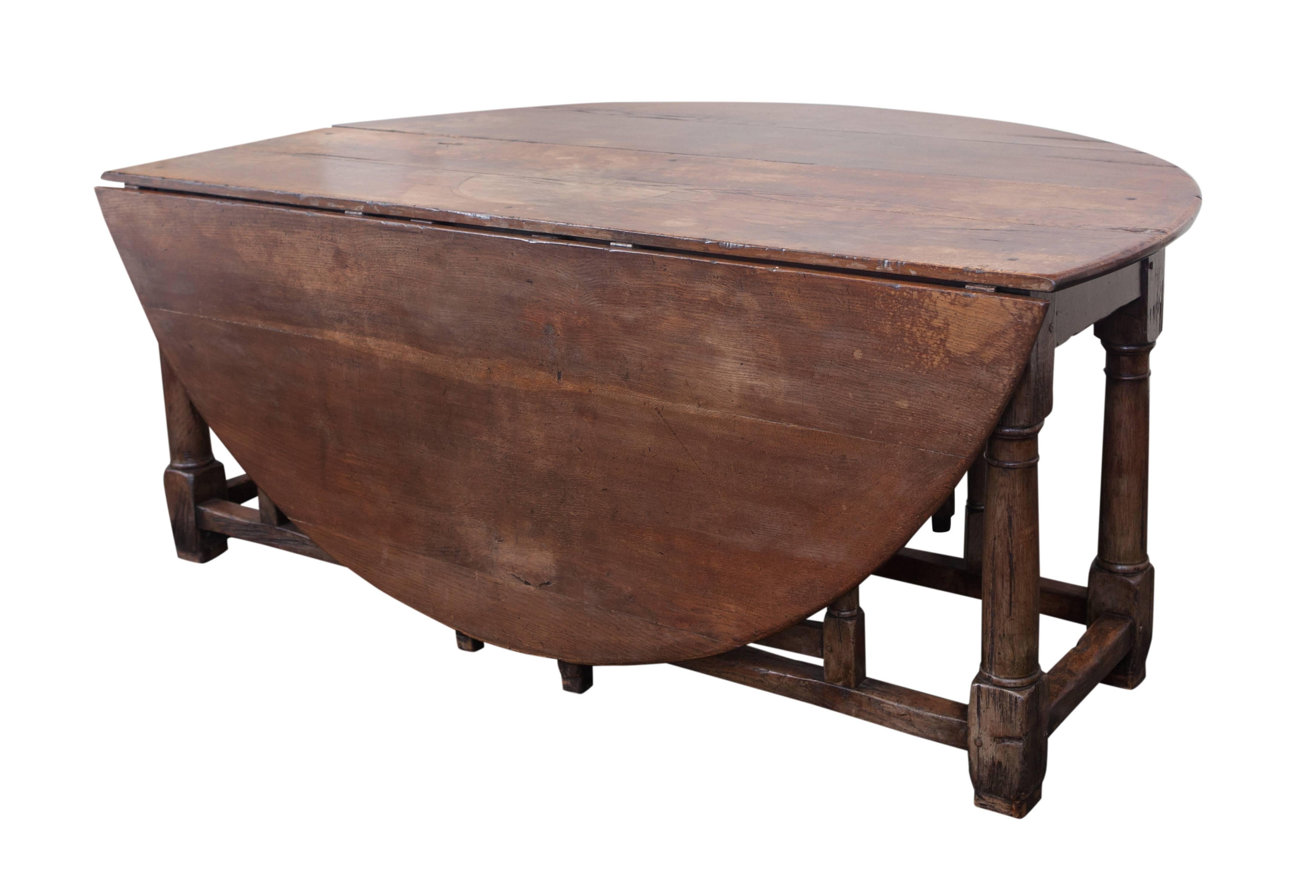 19th Century Baroque Antique Drop-Leaf table in Oak In Excellent Condition In Antwerp, BE