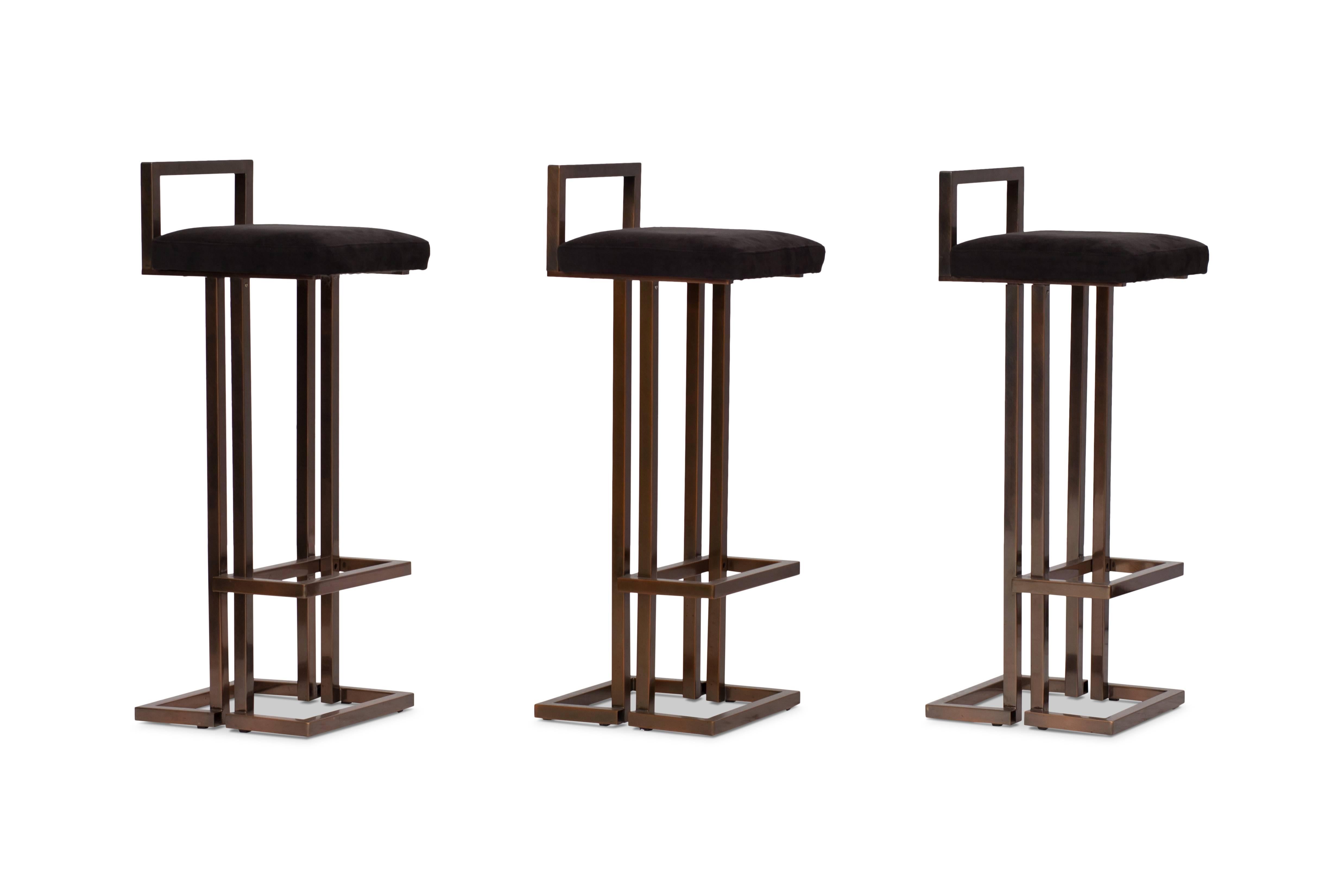 Set of three bar stools in red copper, patinated steel frame and back velvet seating.

We also have three matching bar elements available

Maison Jansen, France, 1970s

Measure: H 95 cm x SH 85 cm x W 35 cm x D 38 cm.