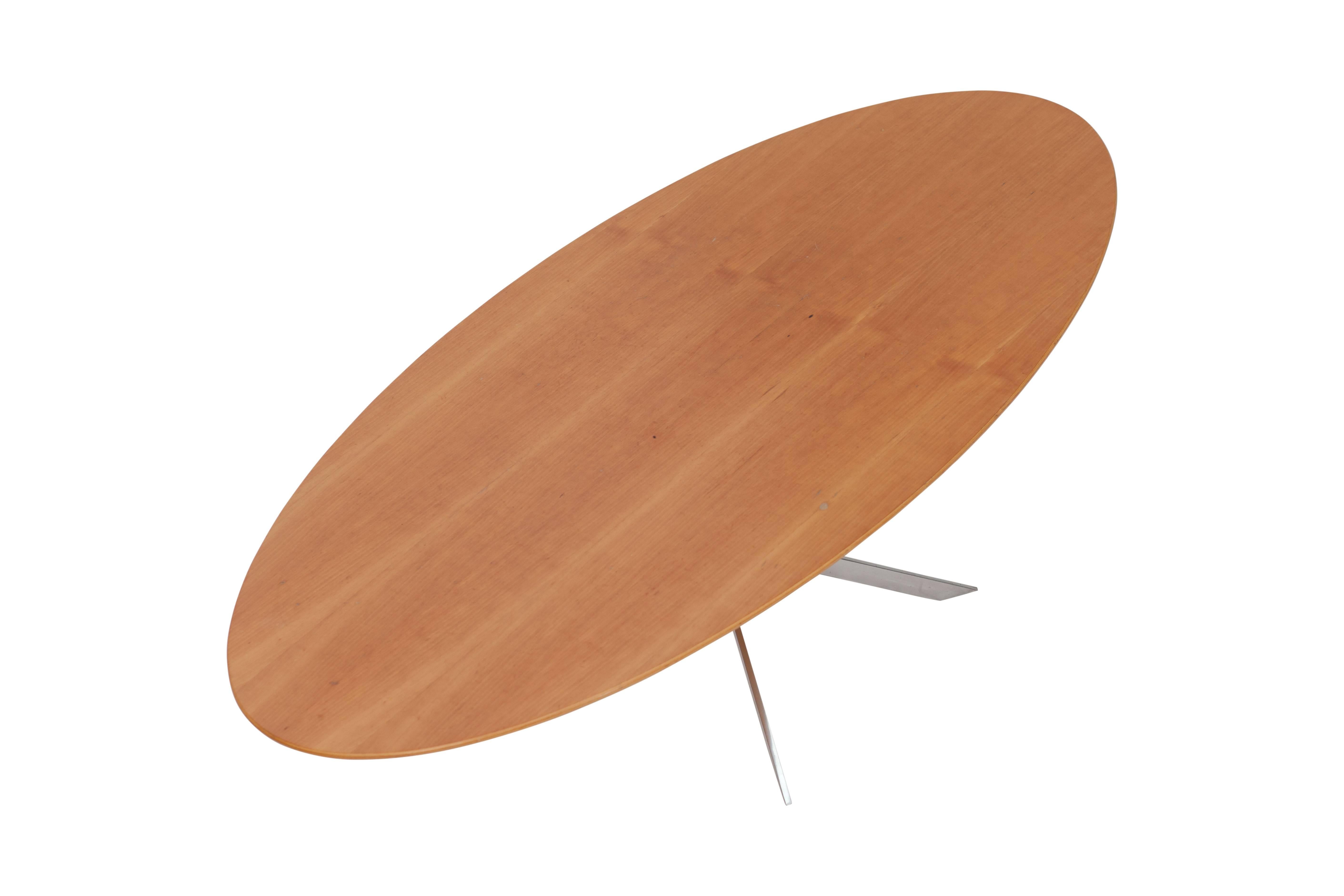 Mid-Century modern Danish design oval coffee table  In Good Condition For Sale In Antwerp, BE