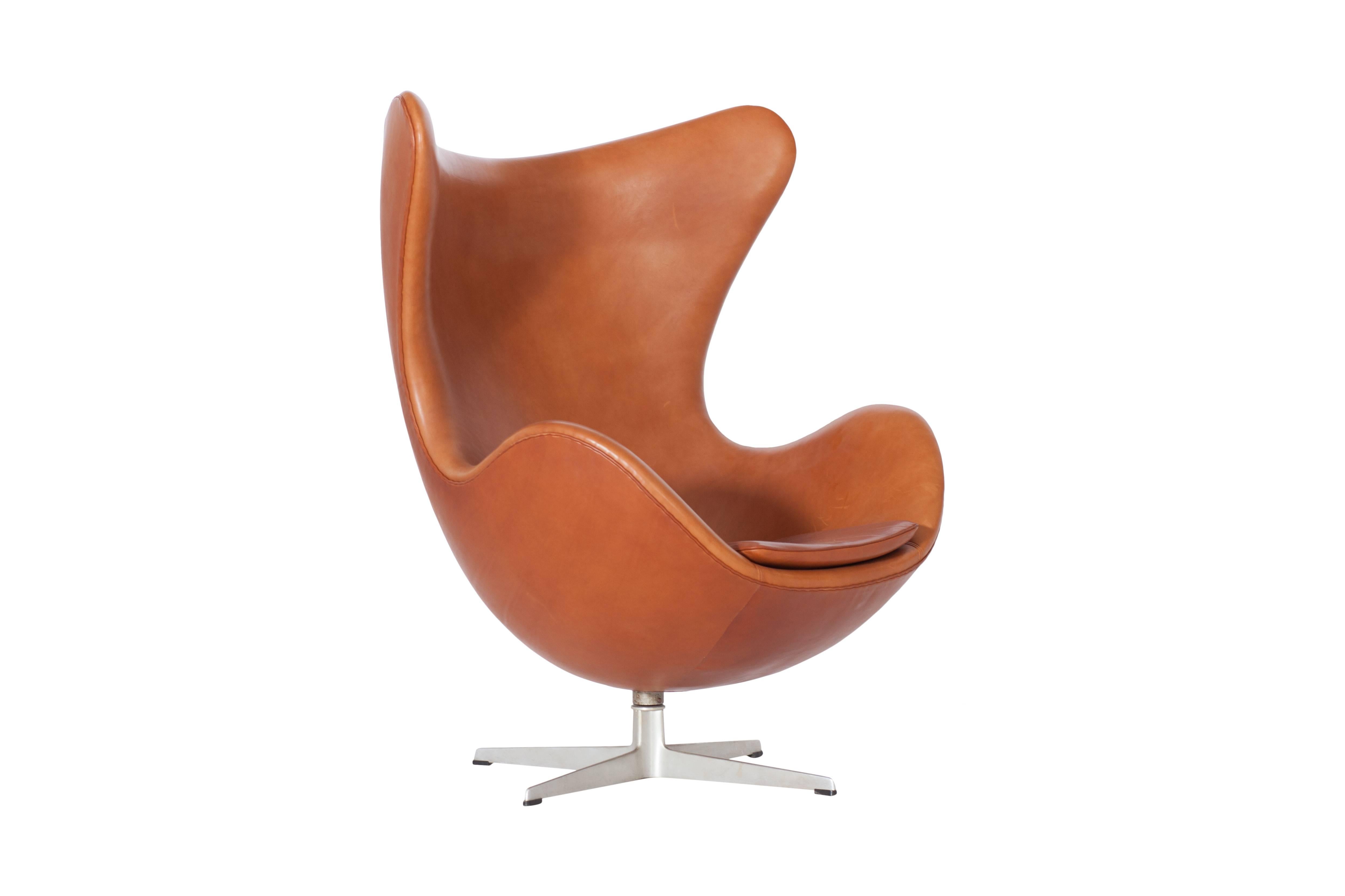 Egg chair by Arne Jacobsen, Fritz Hansen 

In tan/cognac leather with alu swivel base.

1960s edition in great vintage condition

Measures: H 107 cm, SH 39 cm, W 87 cm, D 87 cm.

