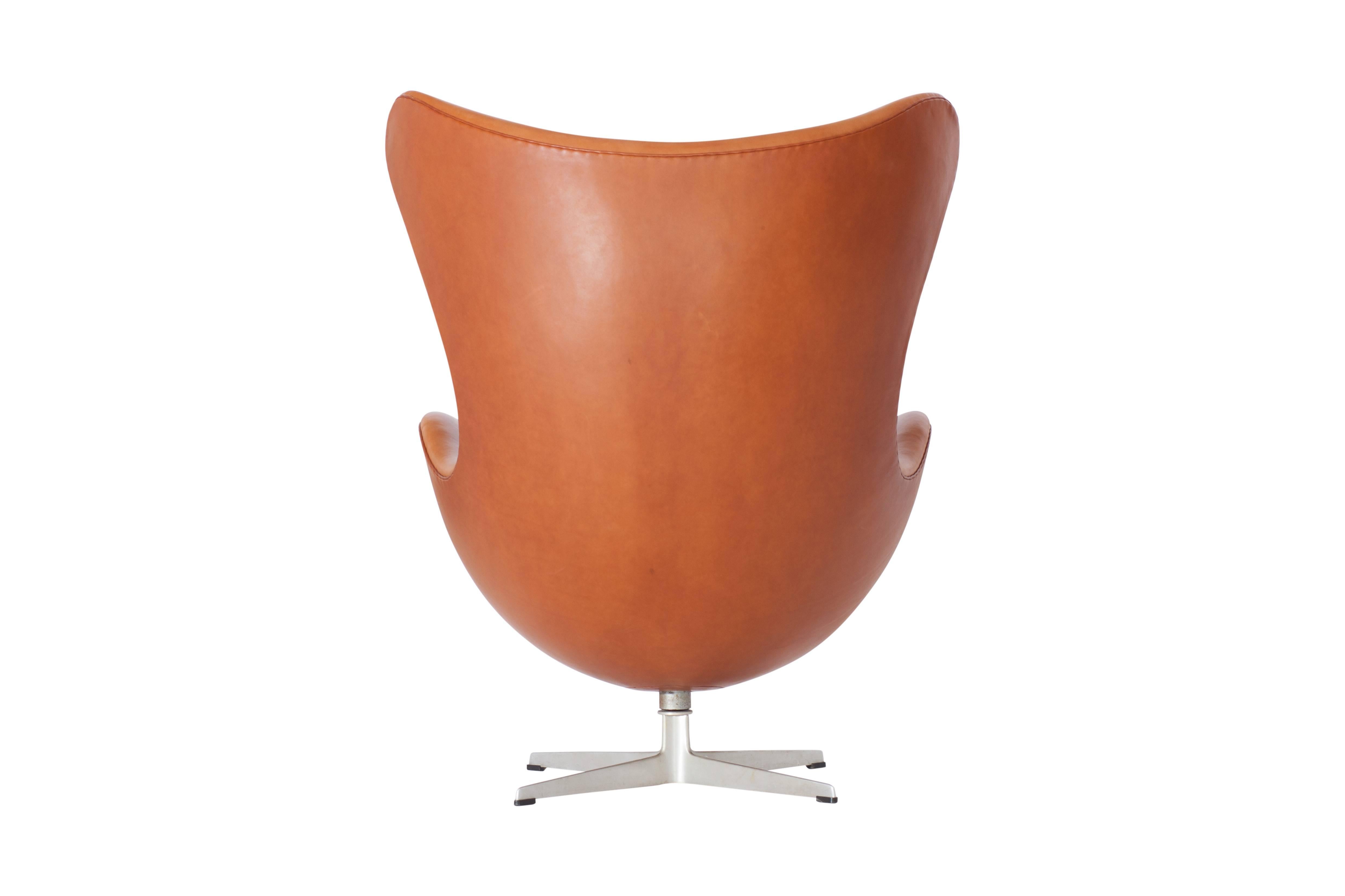 Egg Chair in Cognac Leather by Arne Jacobsen In Excellent Condition In Antwerp, BE