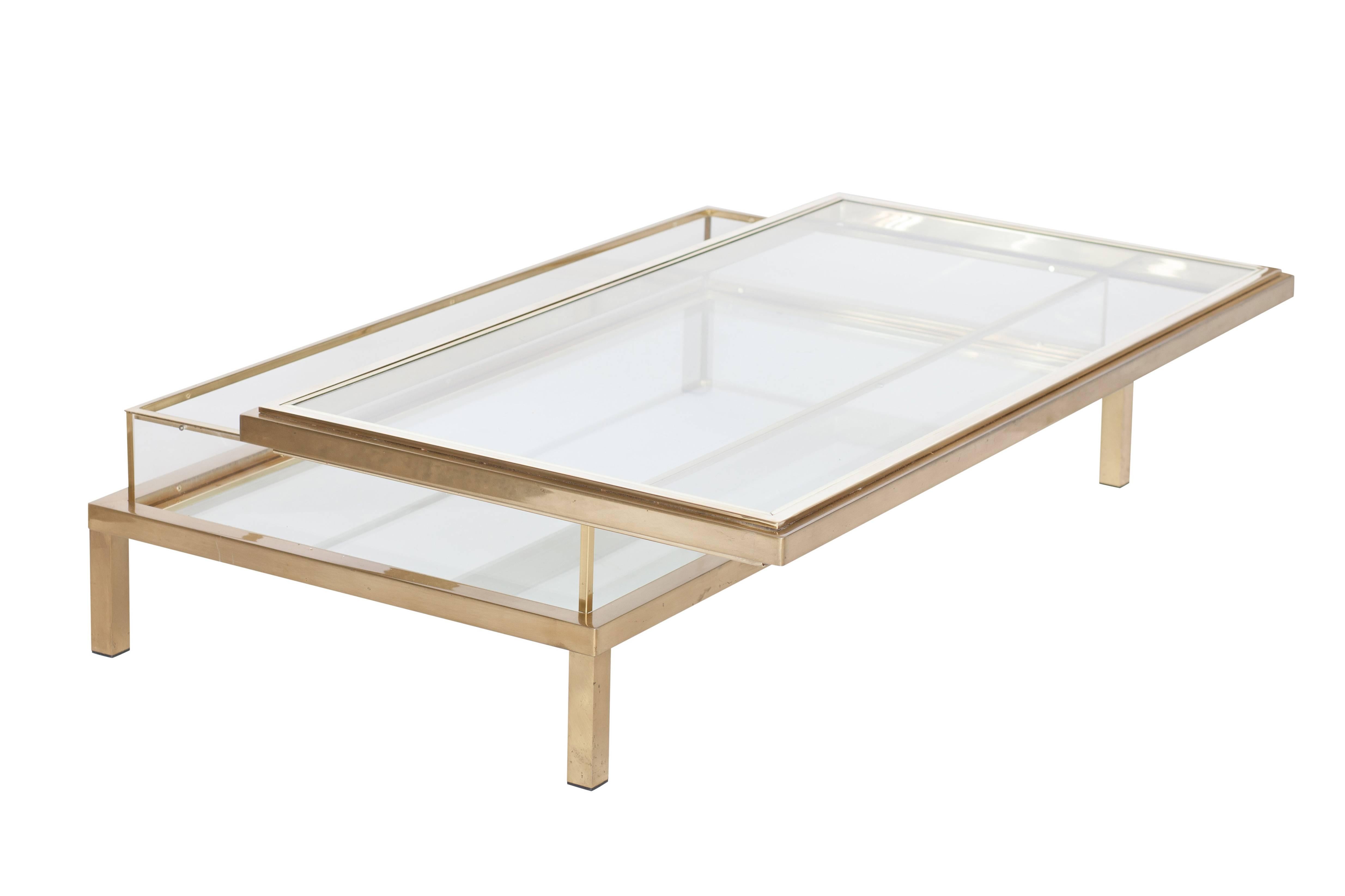 Brass sliding coffee table in clear glass.

Maison Jansen, France, 1970s.

Perfect cocktail table to display your favorite book or curiosity

This is a rare and huge model for it's kind.

Measures: W 158 cm, D 84 (+40) cm, H 43 cm.
  