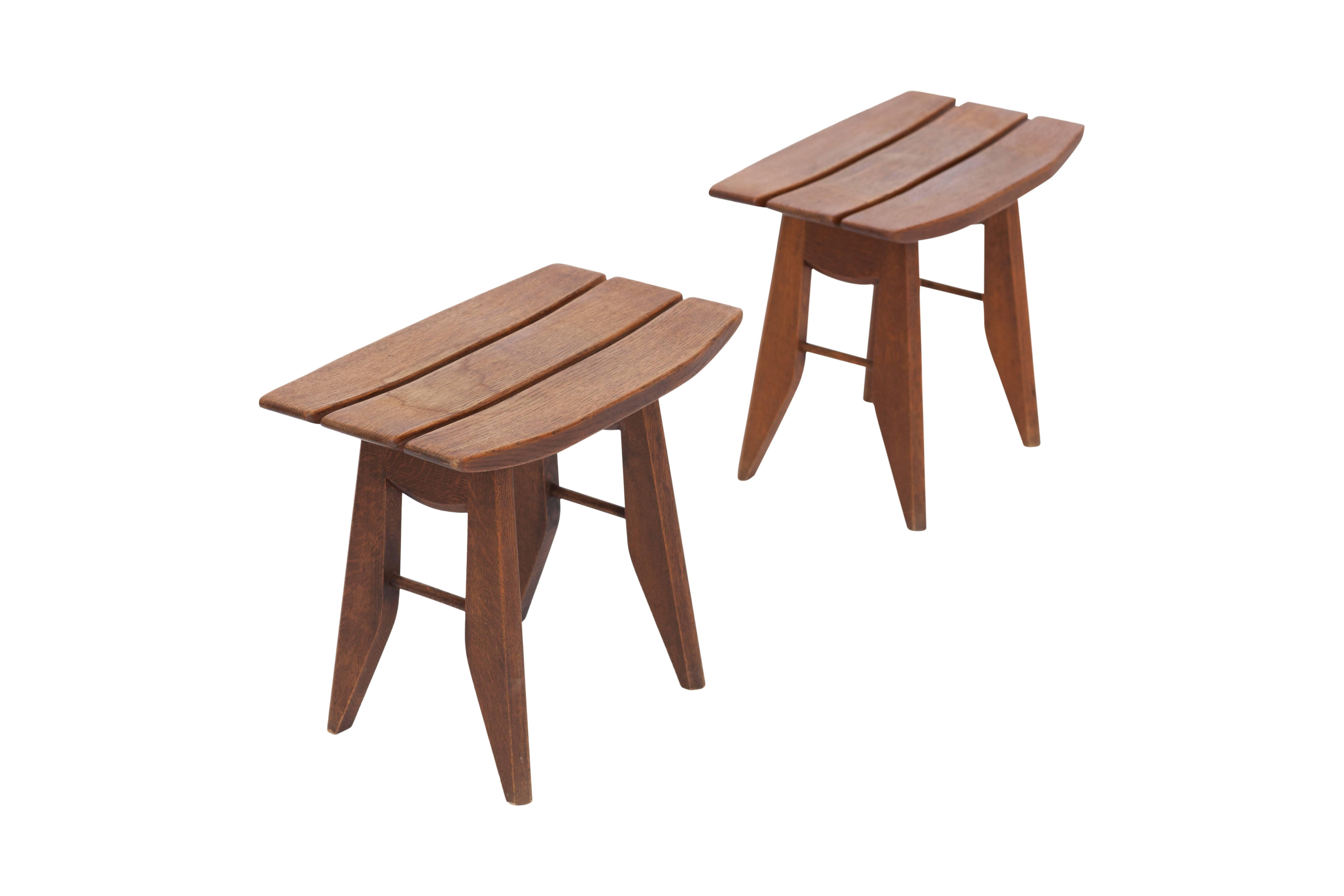 Pair of tabourets in oak by Guillerme et Chambron for Votre Maison, French, 1960s 

These stools have a japonesque inspired shape, strongly resembling the architecture of a Nakayama Torii gate. 

Measures: H 42, B 50, D 31, SH 42 cm.