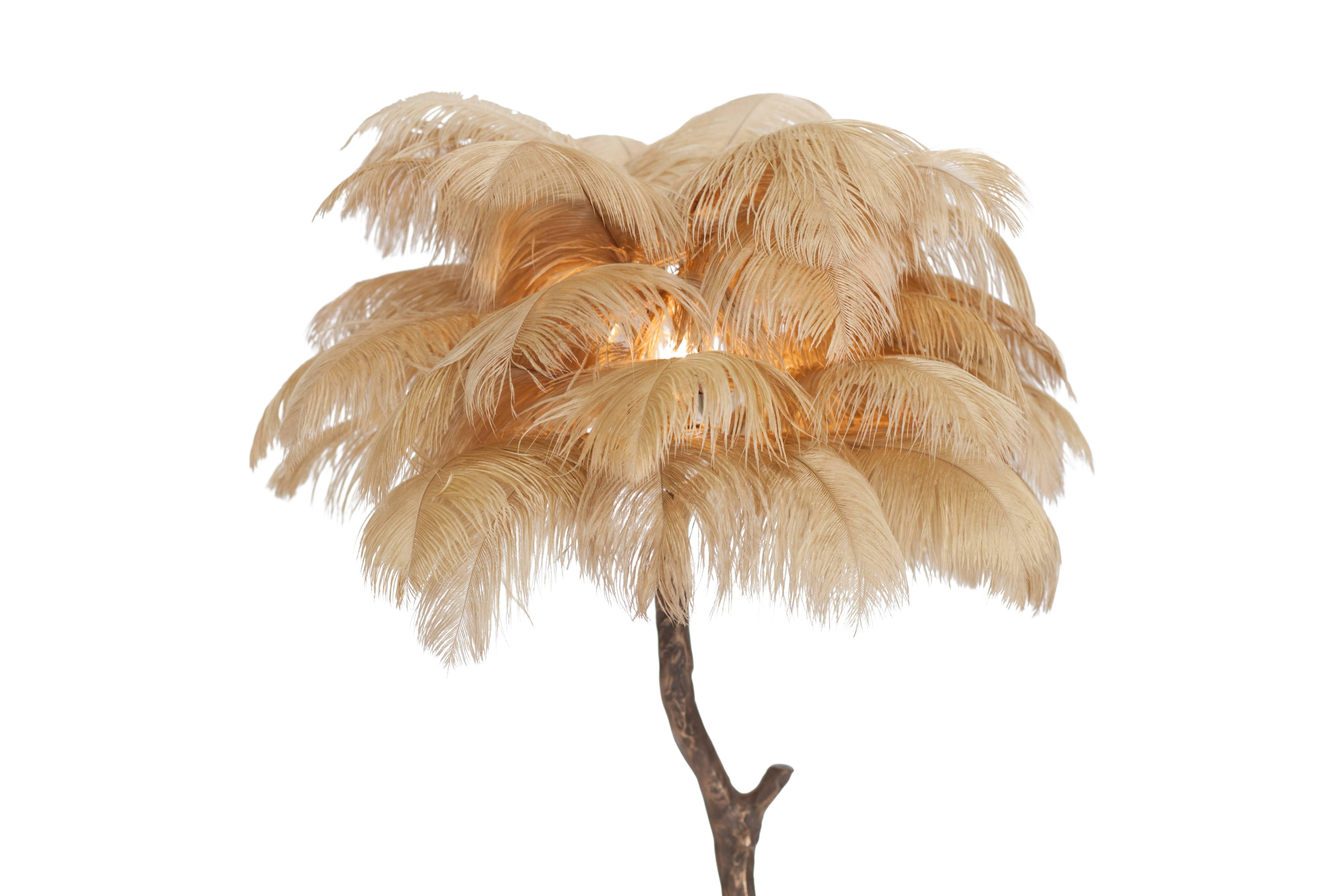 Small palm tree feather floor or table lamp.

Available as a single or as a pair

Hollywood Regency in the manner of Duval Brasseur
Bronze finished base with ostrich feathers in various colors

Highly decorative item.

Measure: H 85 cm x ø