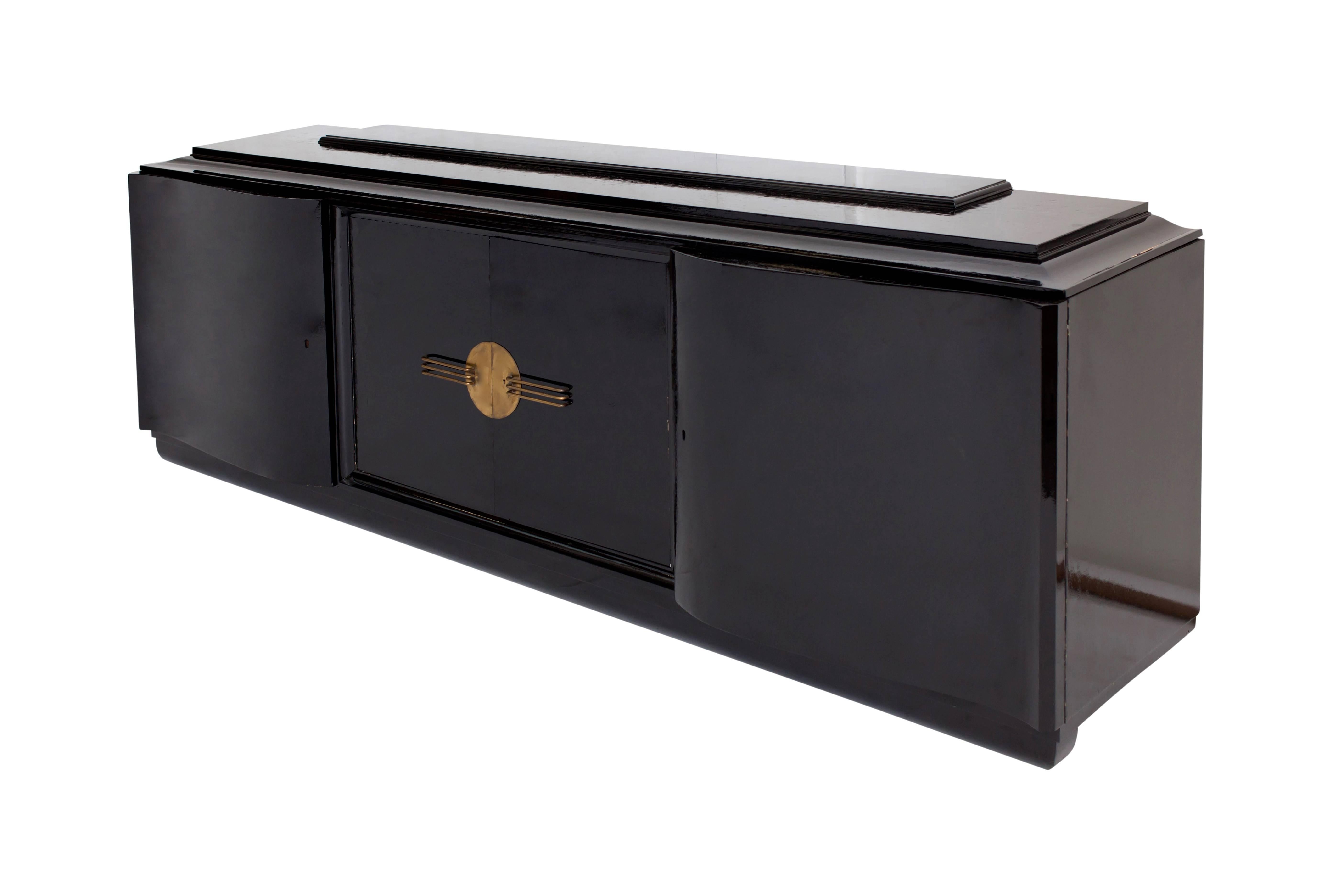 Exceptional black lacquered Art Deco credenza with brass detailing. 

The straight body language gets supplemented by wonderful curved doors, completed with original chrome handles. 

De Coene, Belgium, 1940s.



   