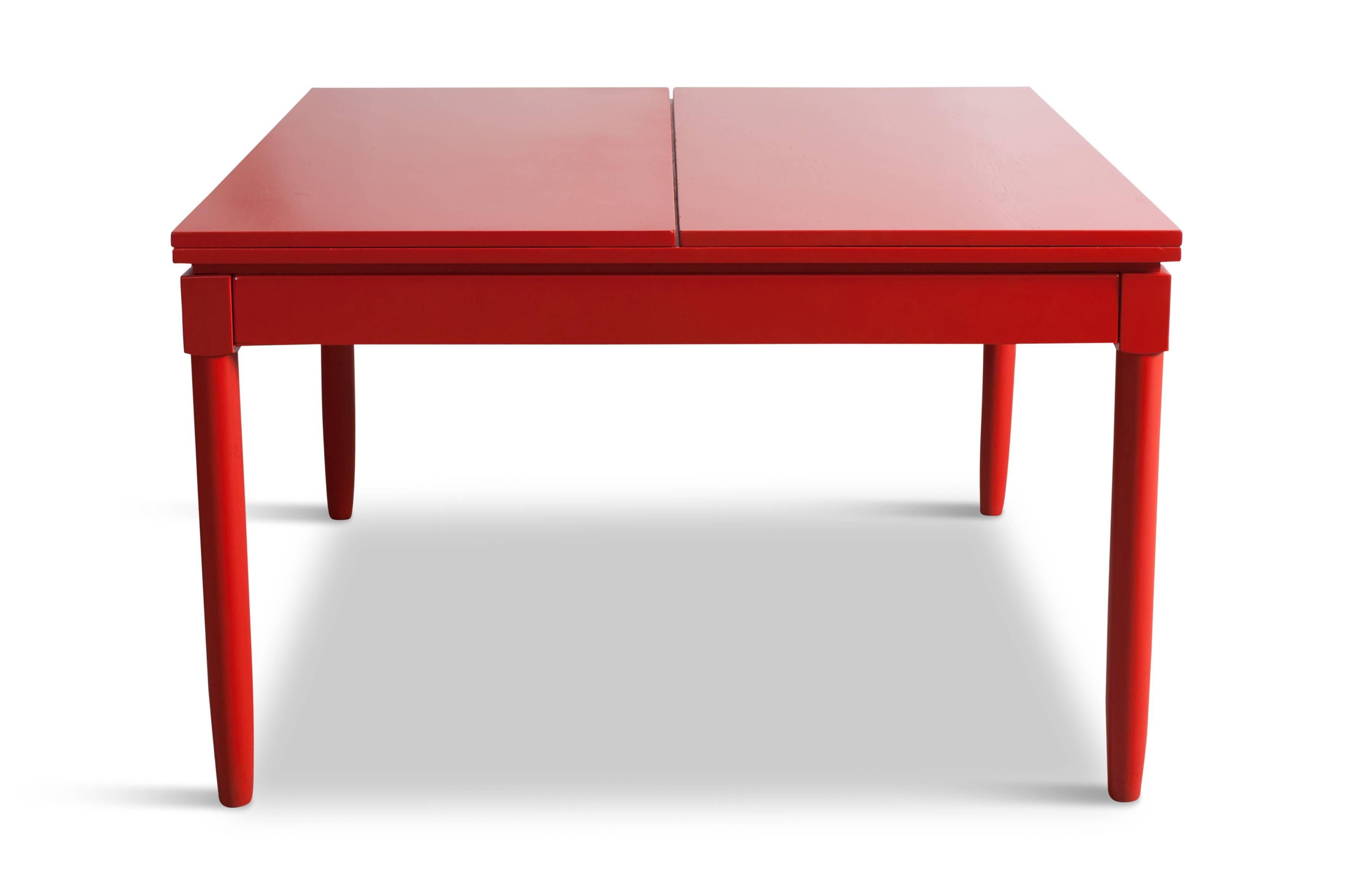 Mid-20th Century  Extendable Red Lacquered 'Carimate' Dining table by Vico Magistretti