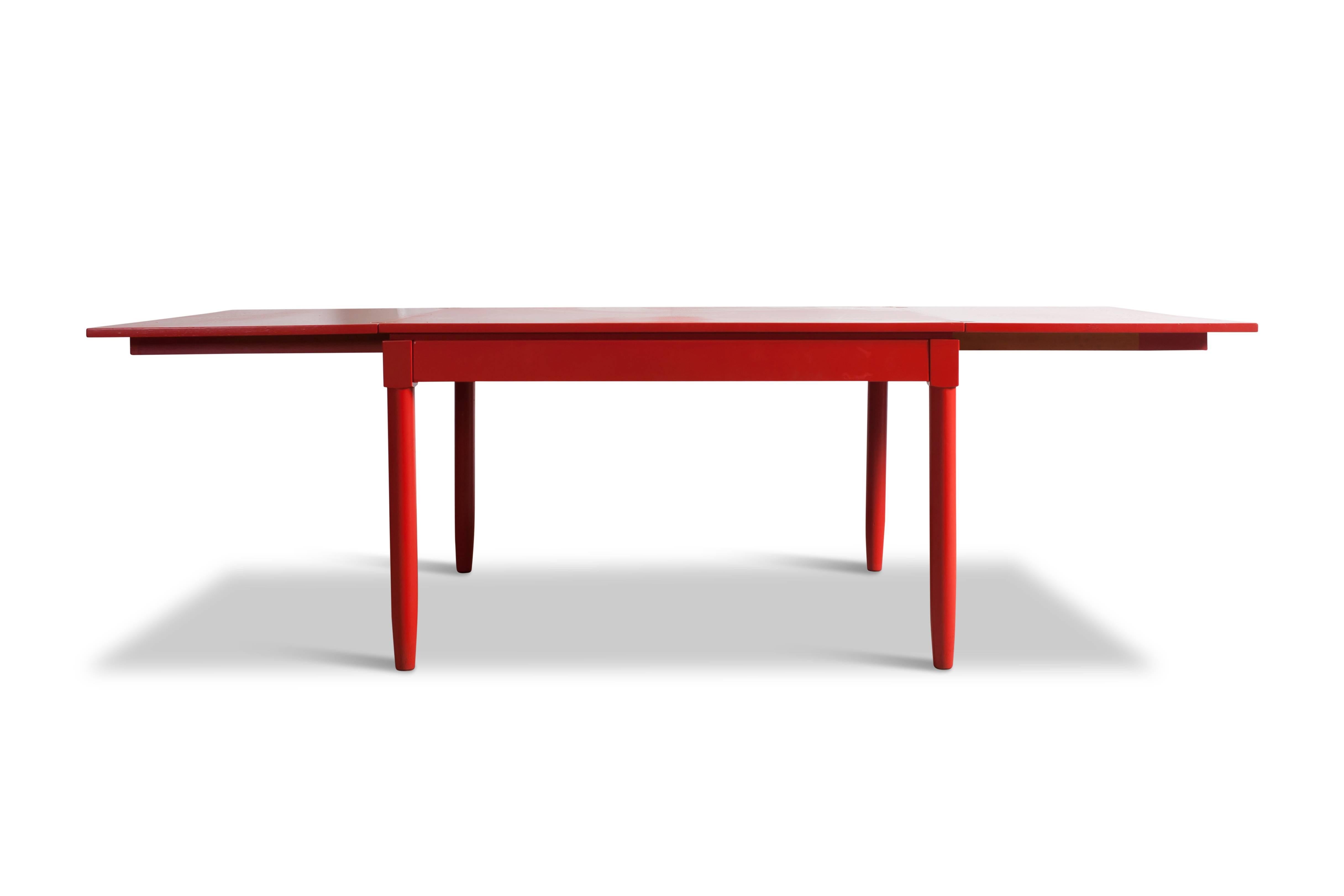  Extendable Red Lacquered 'Carimate' Dining table by Vico Magistretti In Excellent Condition In Antwerp, BE