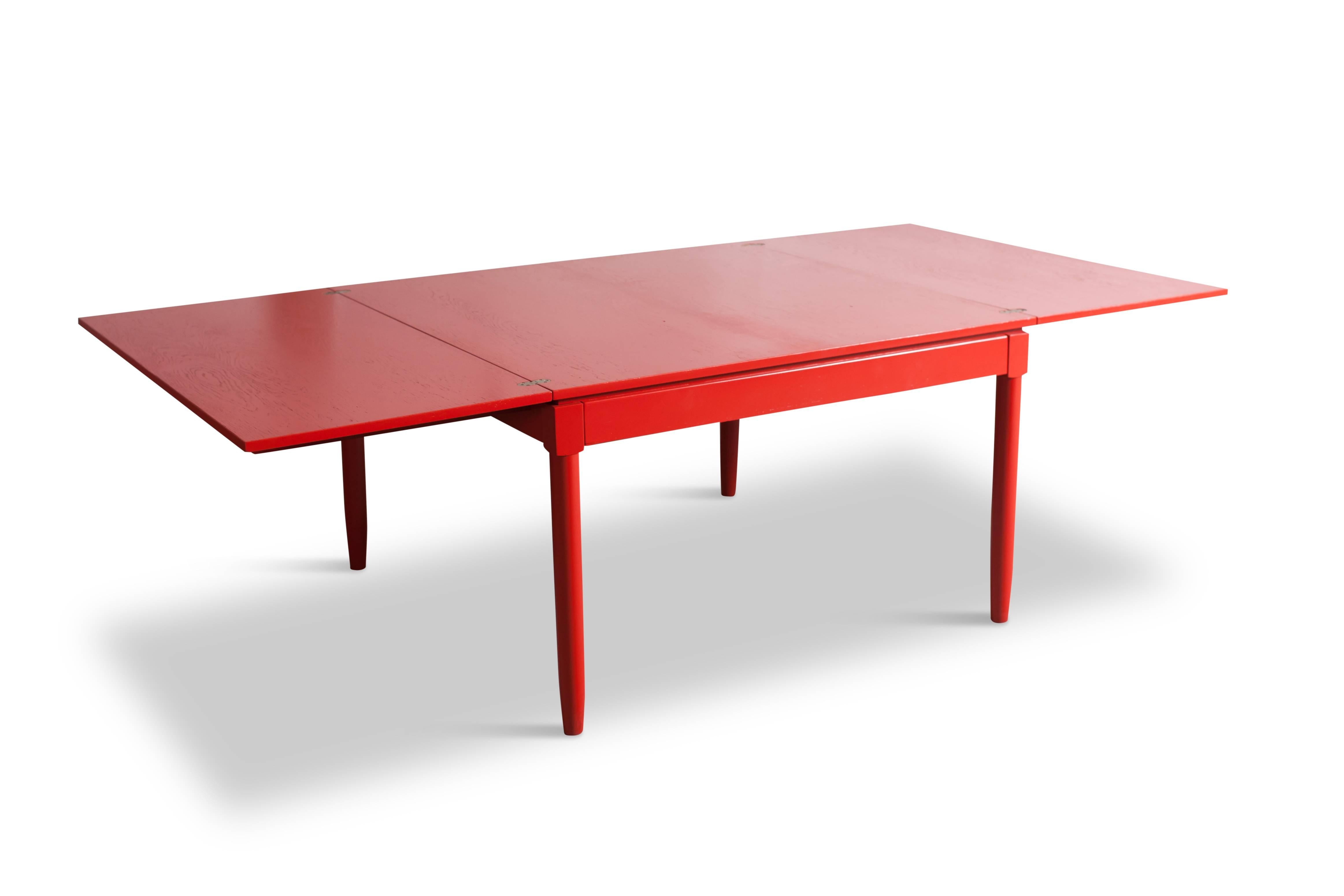 Italian  Extendable Red Lacquered 'Carimate' Dining table by Vico Magistretti