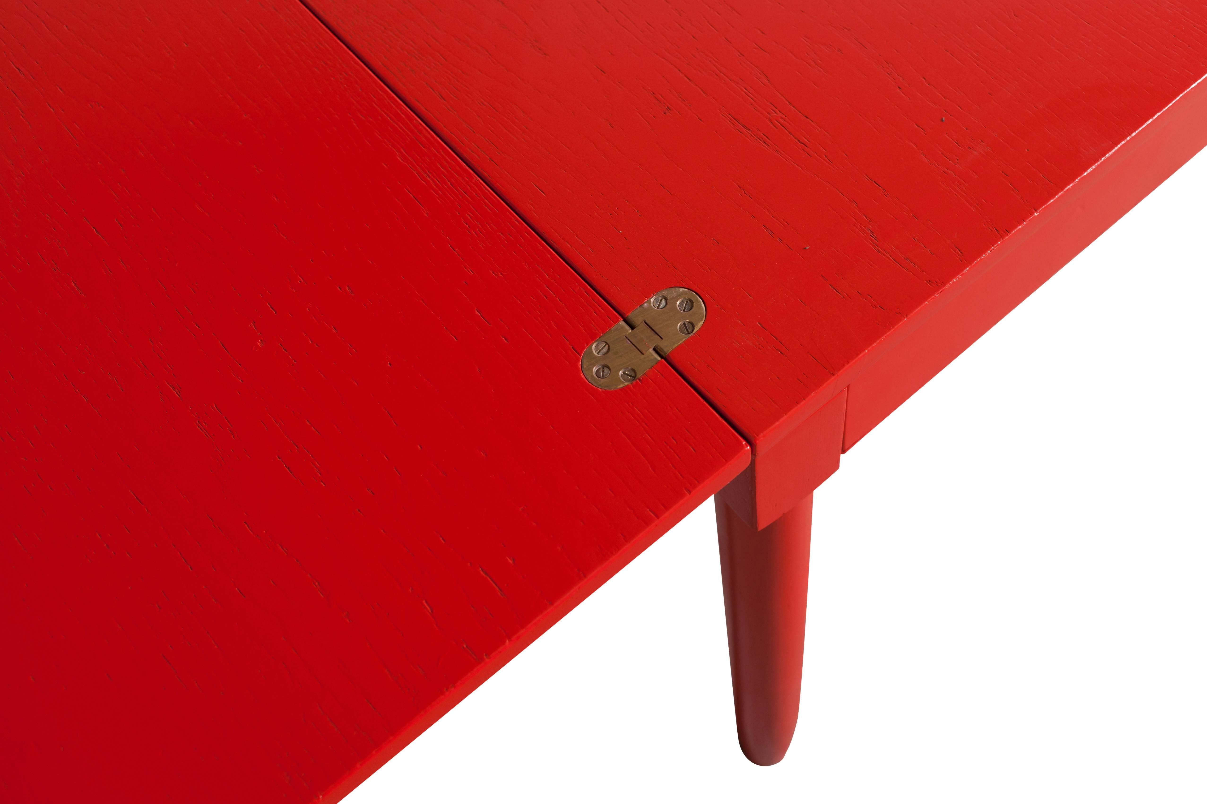Mid-Century Modern  Extendable Red Lacquered 'Carimate' Dining table by Vico Magistretti
