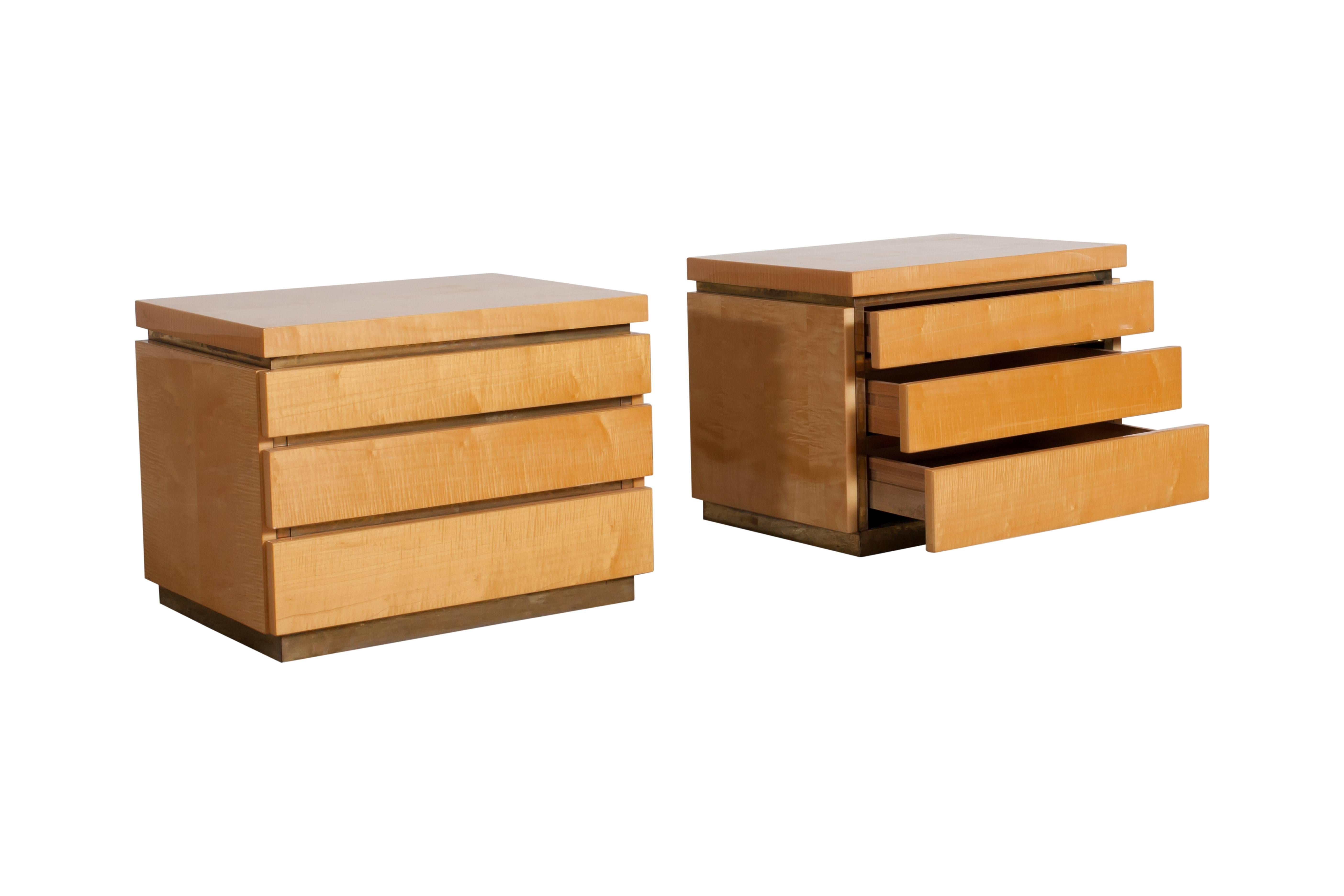 Mid-century modern Hollywood regency / Italian glam side tables by Jean Claude Mahey, France - ca 1980s
Lacquered beech veneer and brass.
Would fit well in an eclectic interior

