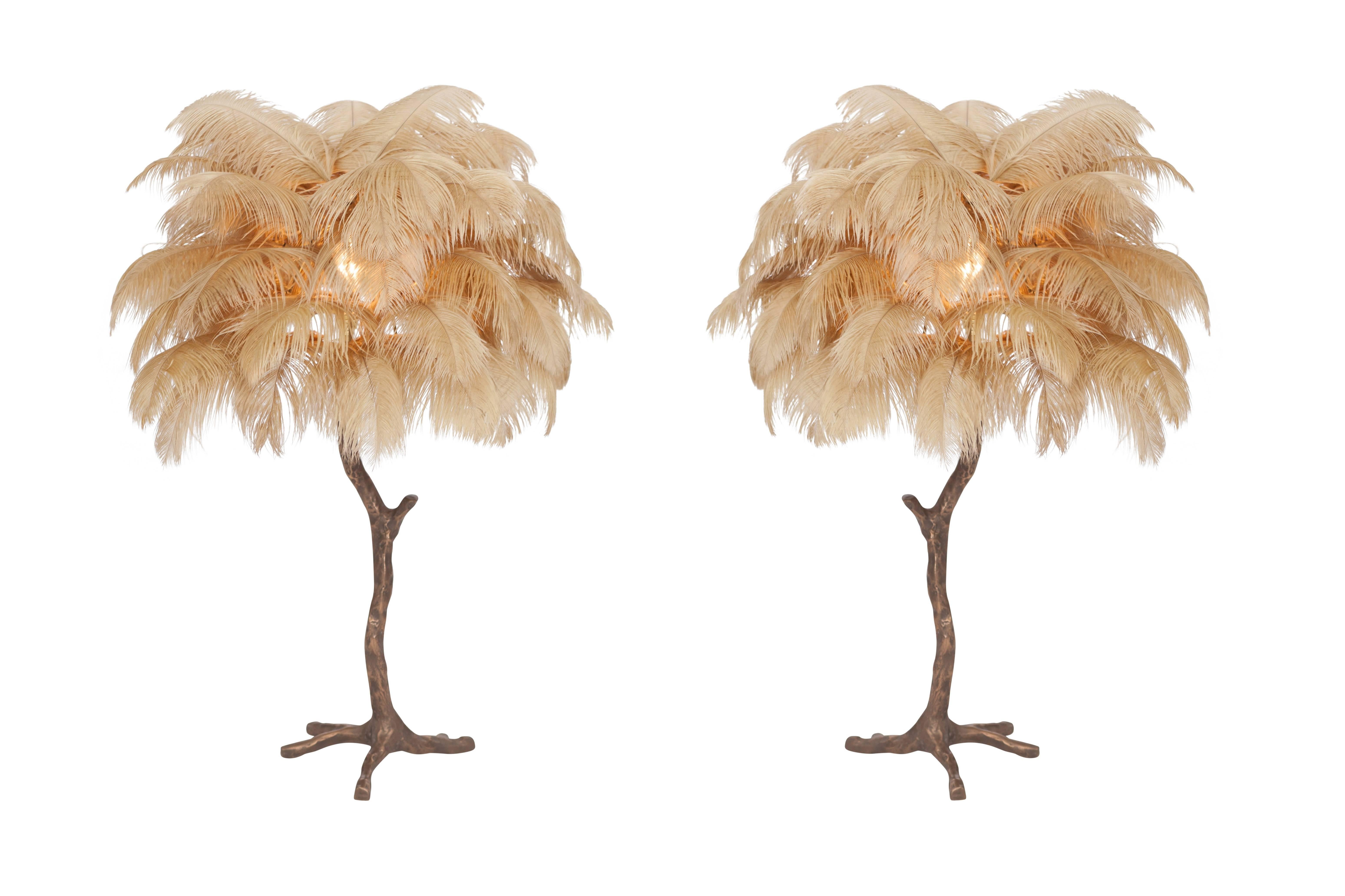 Small palm tree feather floor or table lamp.

Available as a single or as a pair

Hollywood Regency in the manner of Duval Brasseur
Bronze finished base with ostrich feathers in various colors

Highly decorative item.

Measure: H 85 cm x ø