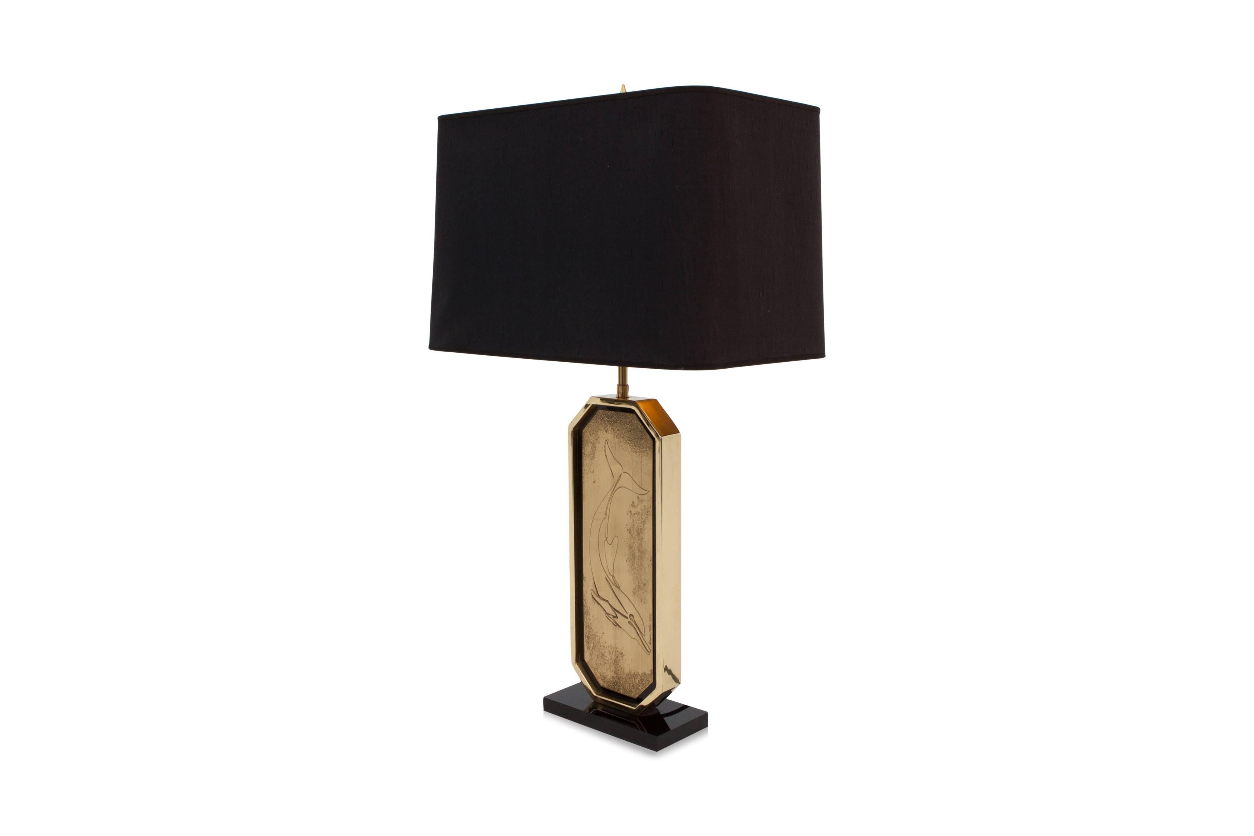Hollywood Regency style lamp.

Brass etched artwork by Maho (attributed as alter ego of George Matthias).
Black glass centre with 23-karat gold edges.
Black linen shade,

Belgium, 1980s.

Measures: H 80 cm, W 27 cm, D 43 cm.