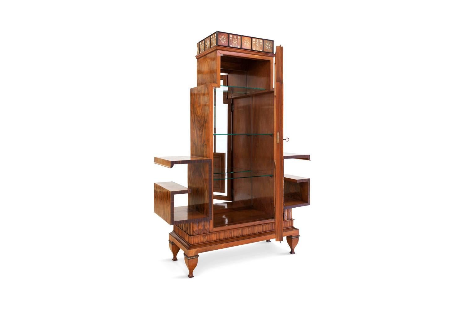 Art Deco Italian exuberance by Osvaldo Borsani.

Extremely decorative piece in walnut, Macassar, ebonized parts and birch inlay
an unusual and high-end Milanese piece from circa 1940.

Reminds of the works of Carlo Bugatti

The item shows a