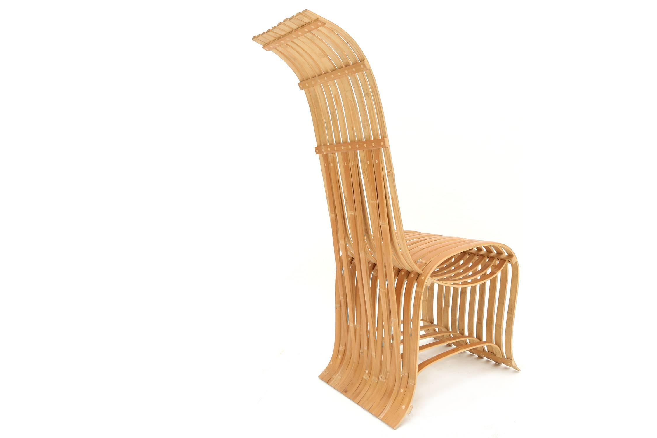 Chaise sculpturale en bambou
dans le style de Konstantin Grcic.

Moderne du milieu du siècle, conçu dans les années 1970.
Dimensions : H 107 cm, P 85 cm, L 46 cm.