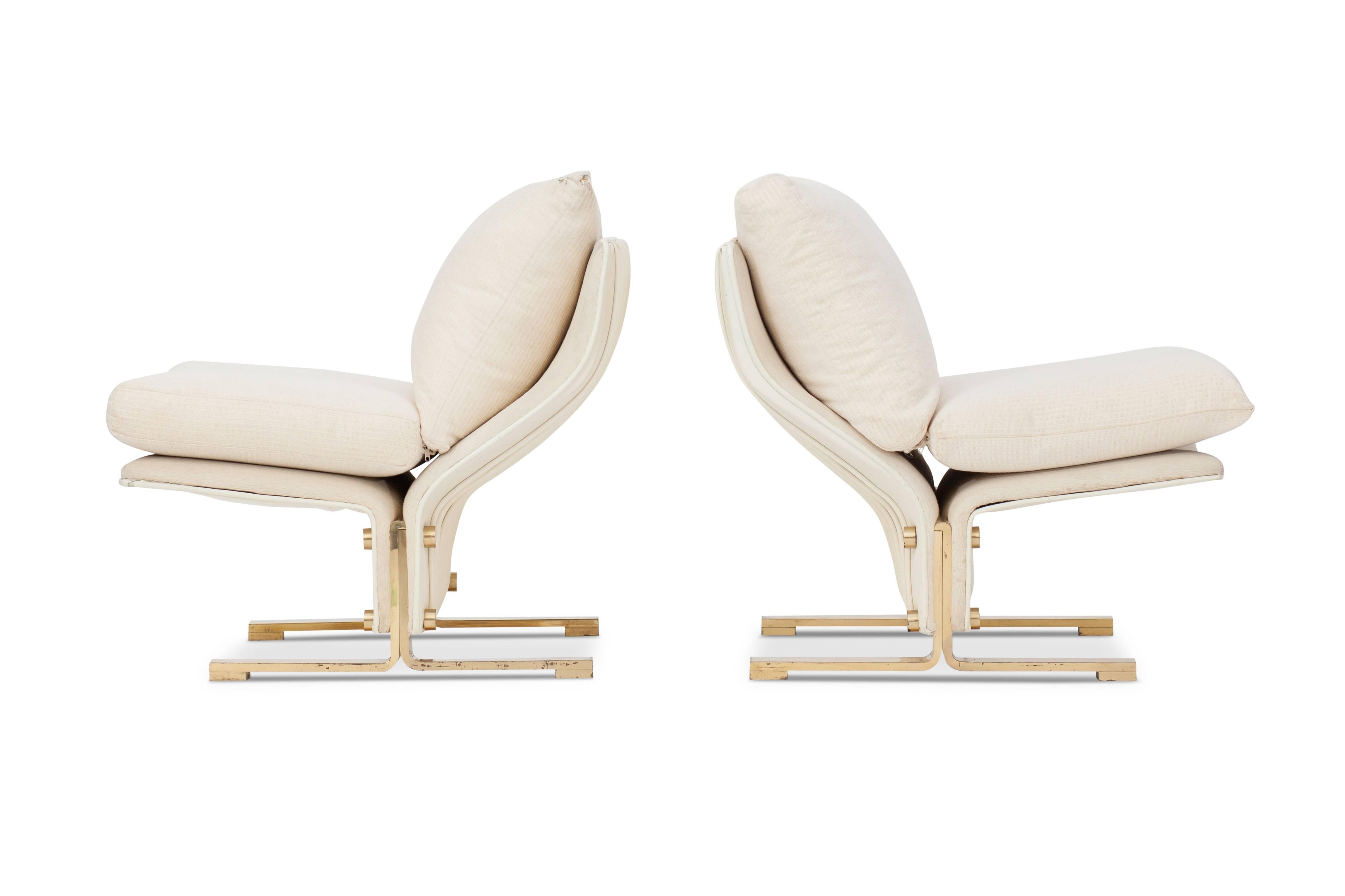 Postmodern lounge chairs in white leather and brass. 

The chairs consist out of two pieces which are cleverly joined together. 

by Marzio Cecchi, Italy 1960s.

Would fit well in a Hollywood Regency interior inspired by Gabriella Crespi,