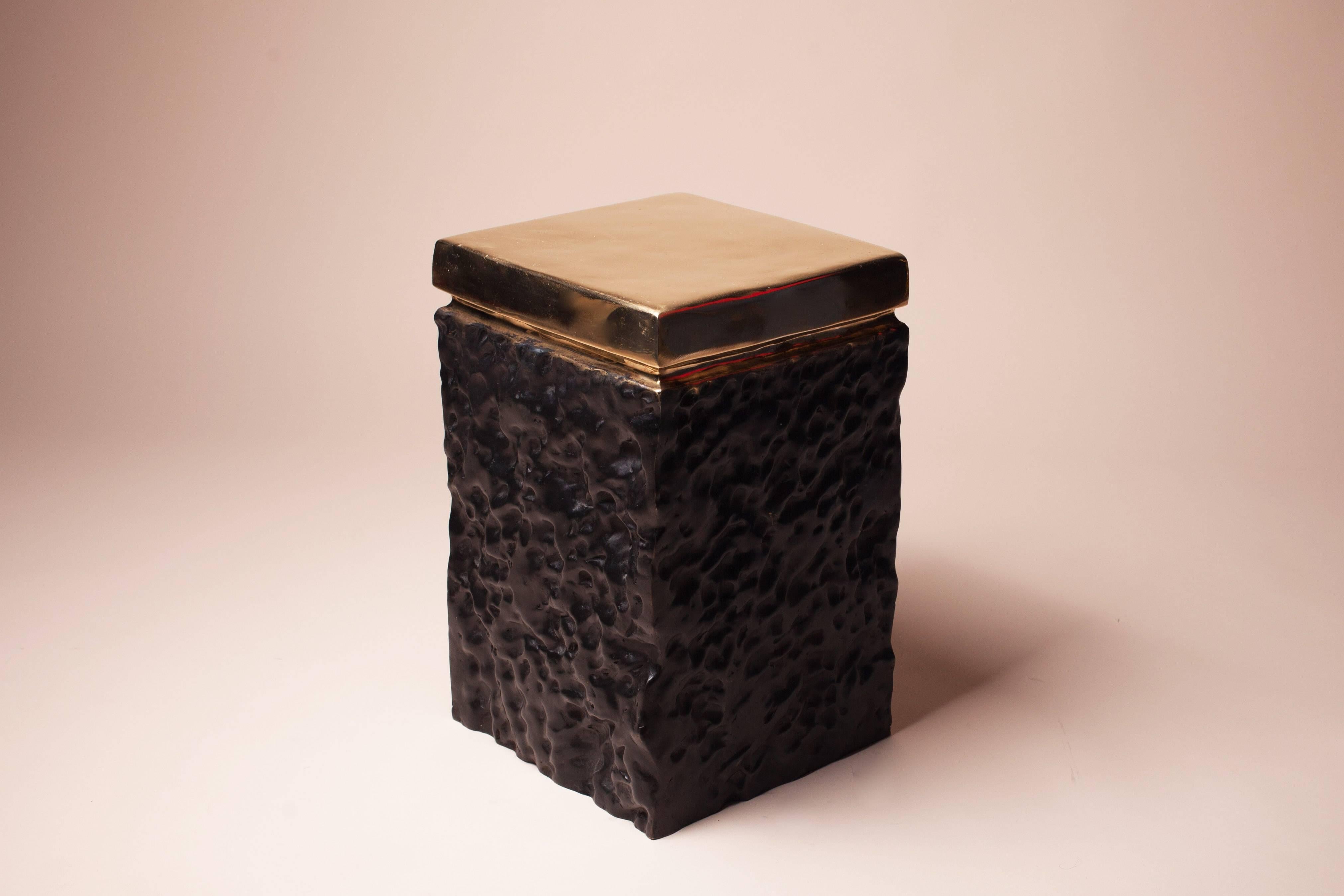 Bronze handgegossener Beistelltisch oder Hocker aus Bronze von Studio Goldwood (Belgisch) im Angebot