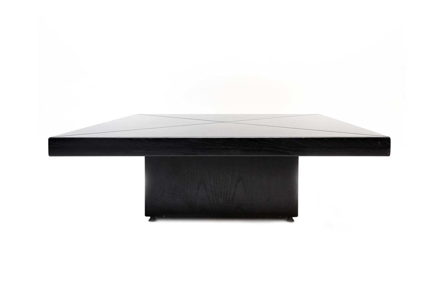 Hollywood Regency Mid-Century Modern coffee table with sliding panels
Black lacquered wood hides a burl veneer
A play of triangles and squares
Willy Rizzo style
Italy, 1970s.
Measures: L 110 cm, W 110 cm, H 36 cm, Open: 147 cm x 147 cm.