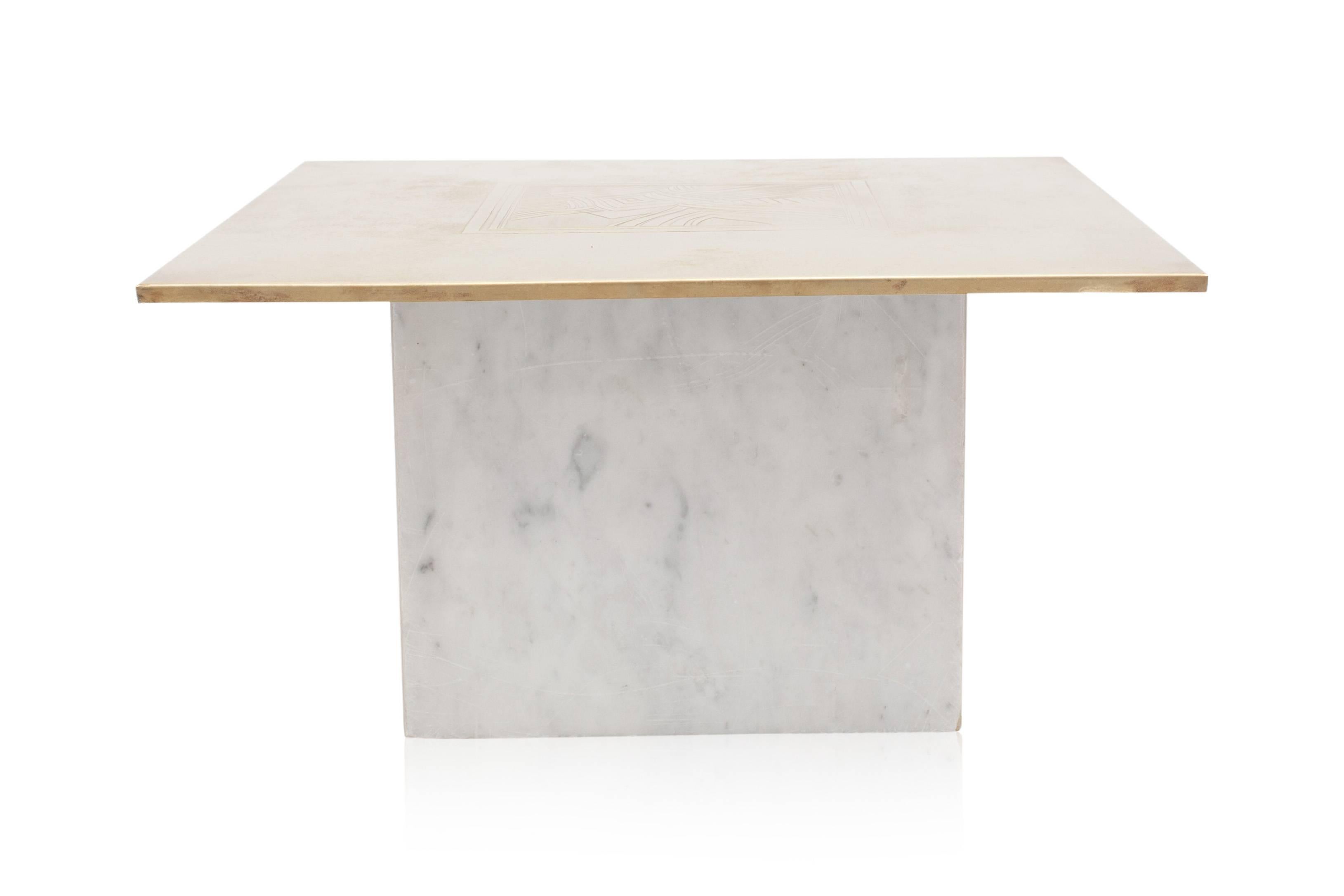 Belge Table d'appoint en laiton gravé en marbre Hollywood Regency en vente