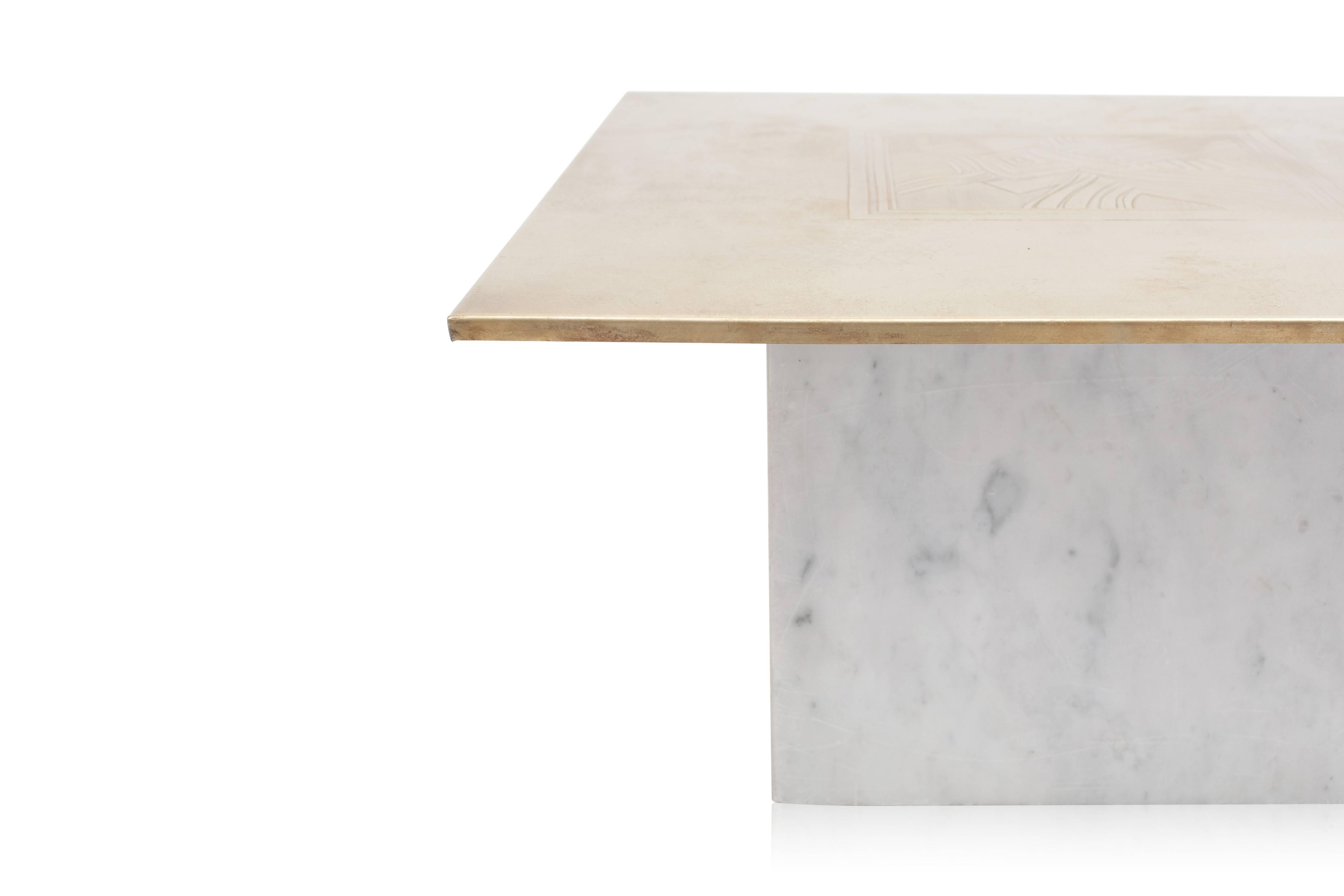 Table d'appoint en laiton gravé en marbre Hollywood Regency Bon état - En vente à Antwerp, BE