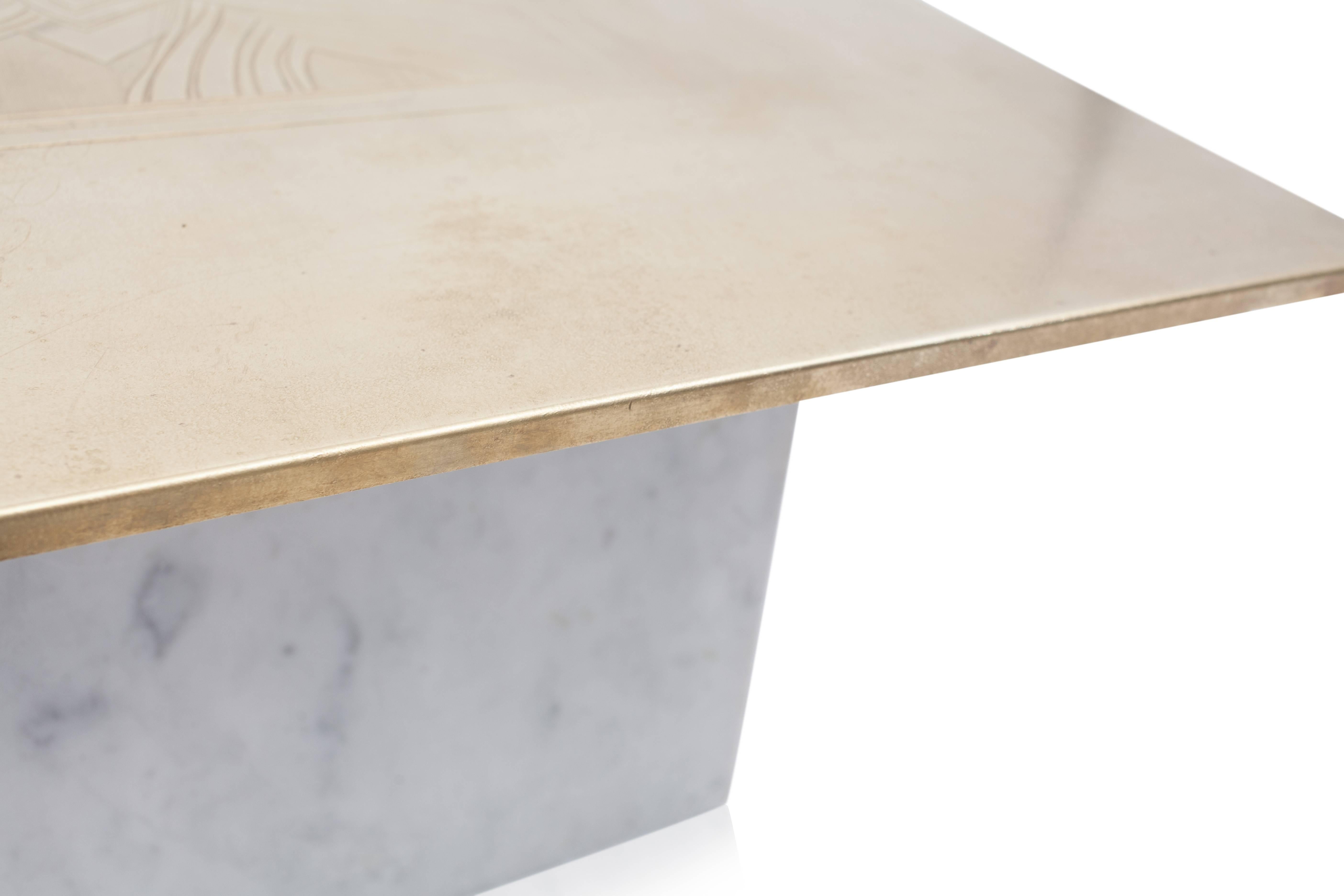 Table d'appoint en laiton gravé en marbre Hollywood Regency en vente 1