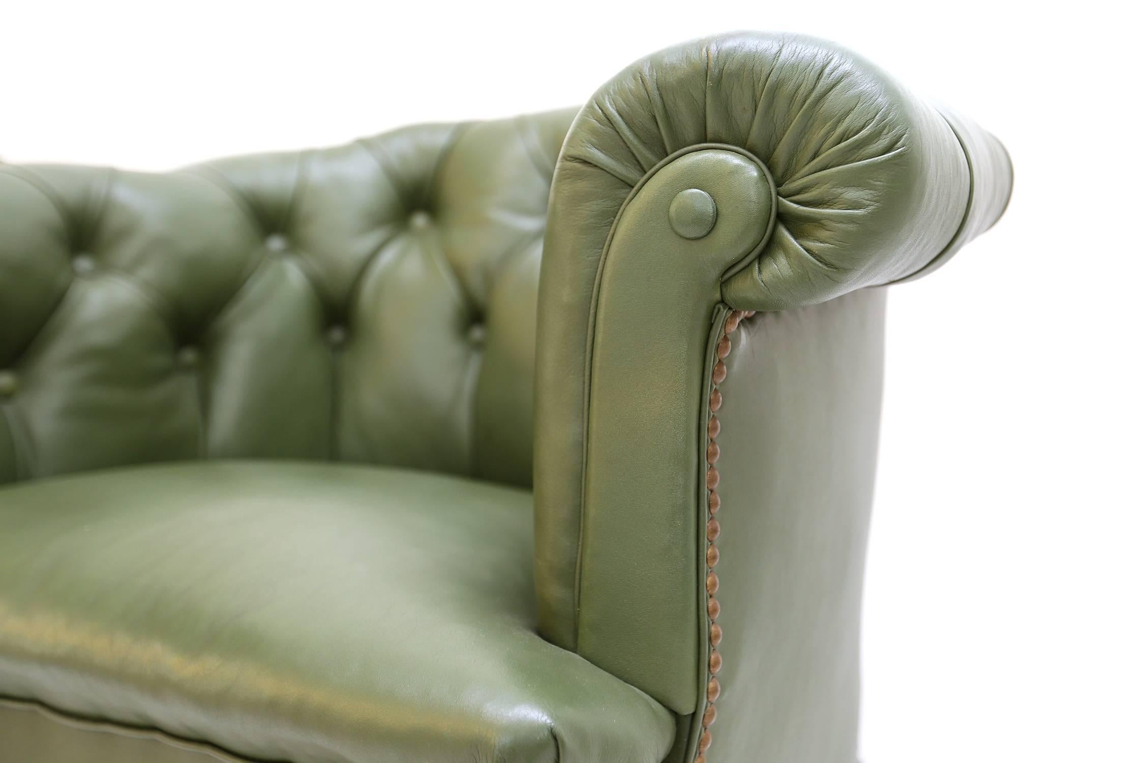 Pair of Chesterfield Club Chairs In Excellent Condition In Antwerp, BE