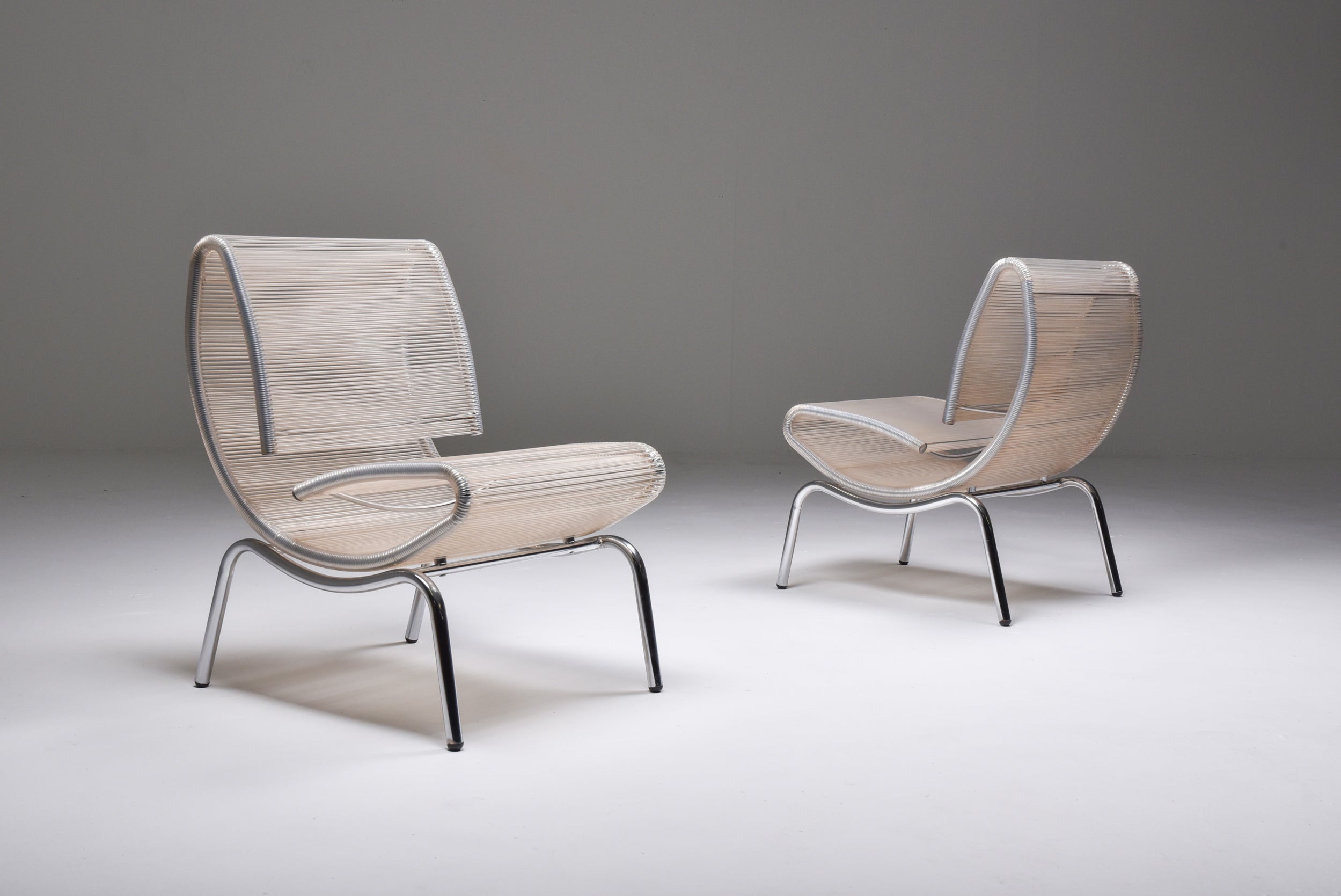 Paire de fauteuils postmodernes en chrome et fil de plastique, années 1960