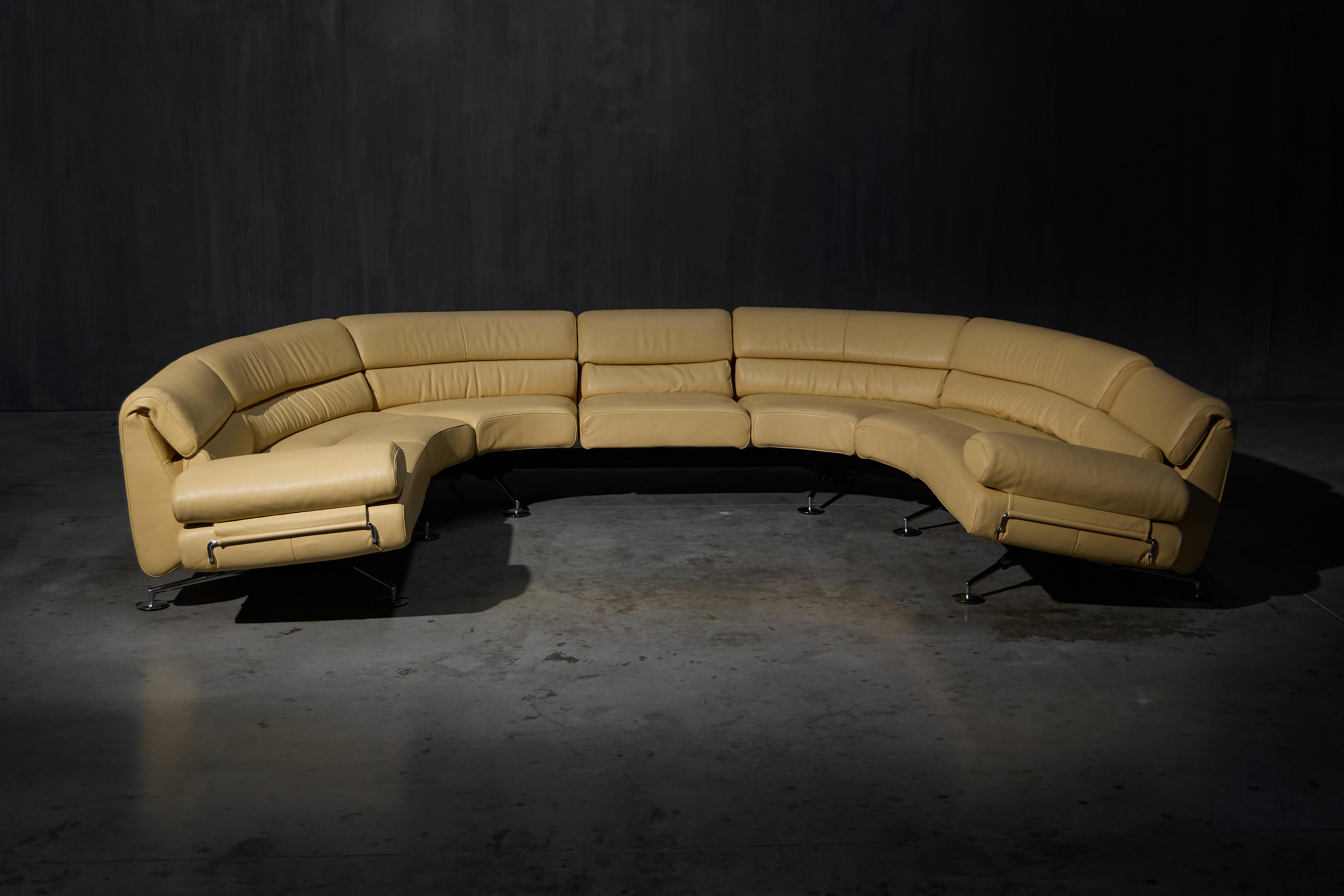 Le De Sede DS-470 est un luxueux canapé sectionnel modulaire qui illustre le summum de l'artisanat suisse et de l'innovation ergonomique. Son design semi-circulaire unique est composé de segments individuels qui créent une forme fluide et