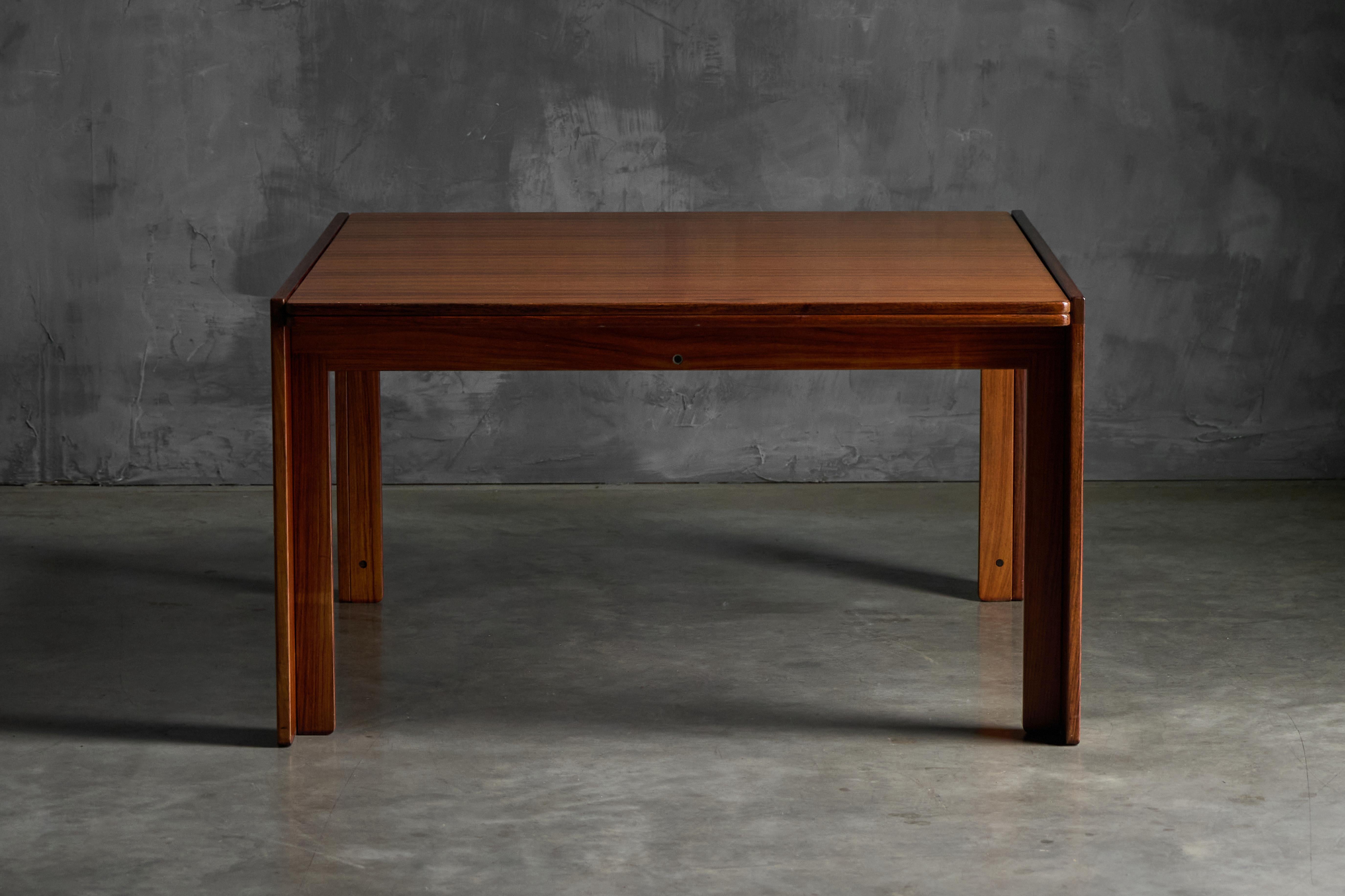 Cette table de salle à manger extensible, modèle 778, a été conçue en 1965 par le célèbre duo italien Afra & Tobia Scarpa. Fabriqué en noyer, il présente une menuiserie exceptionnelle et un profil minimaliste, emblématique de l'approche