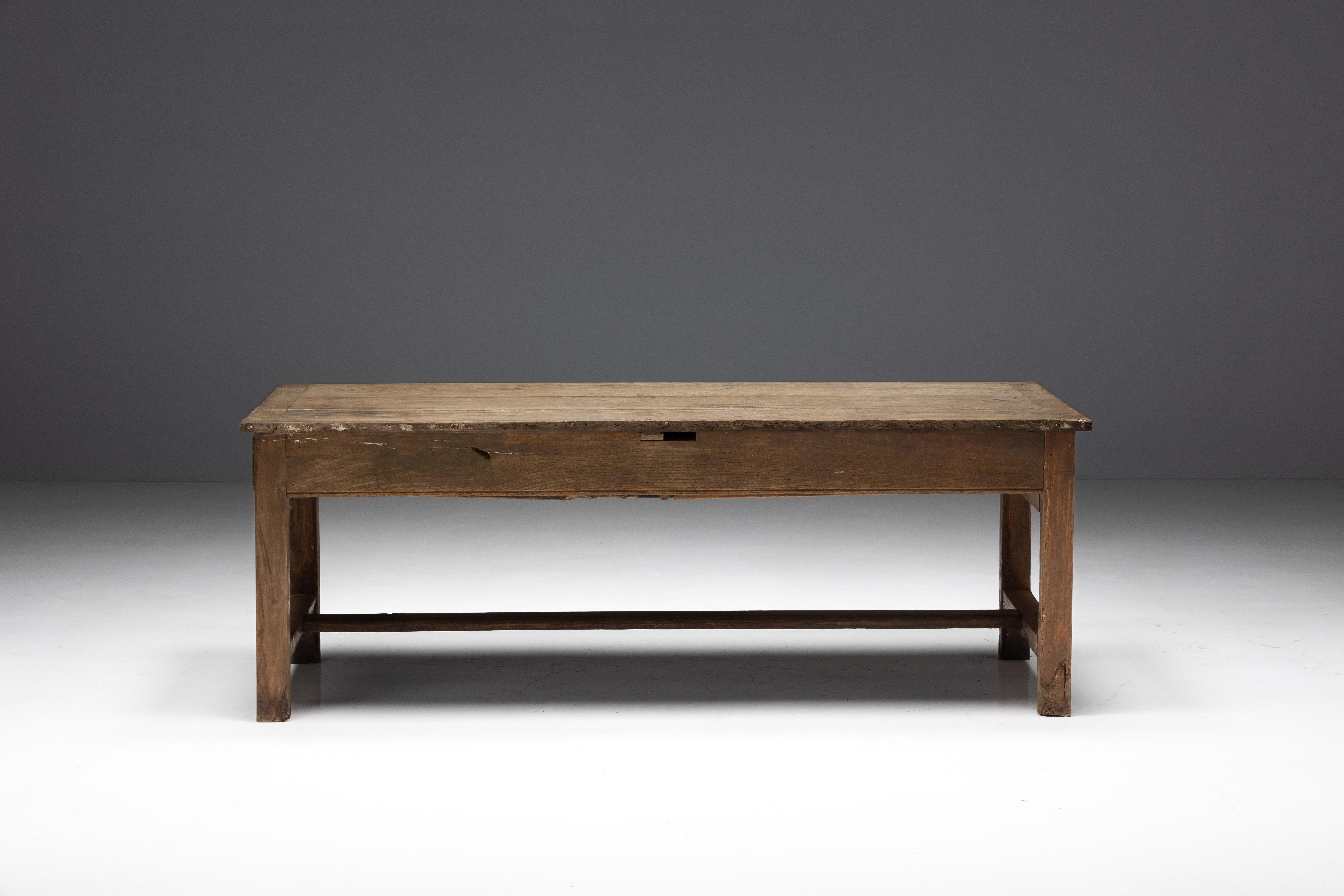 Originario della Francia del XIX secolo, questo tavolo da cascina ha una patina naturale che ne arricchisce il fascino rustico. La comodità di un cassetto su entrambi i lati ne aumenta la funzionalità e offre un ampio spazio per riporre le cose