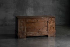 Coffre rustique en bois d'art populaire orné de motifs sculptés, XIXe siècle