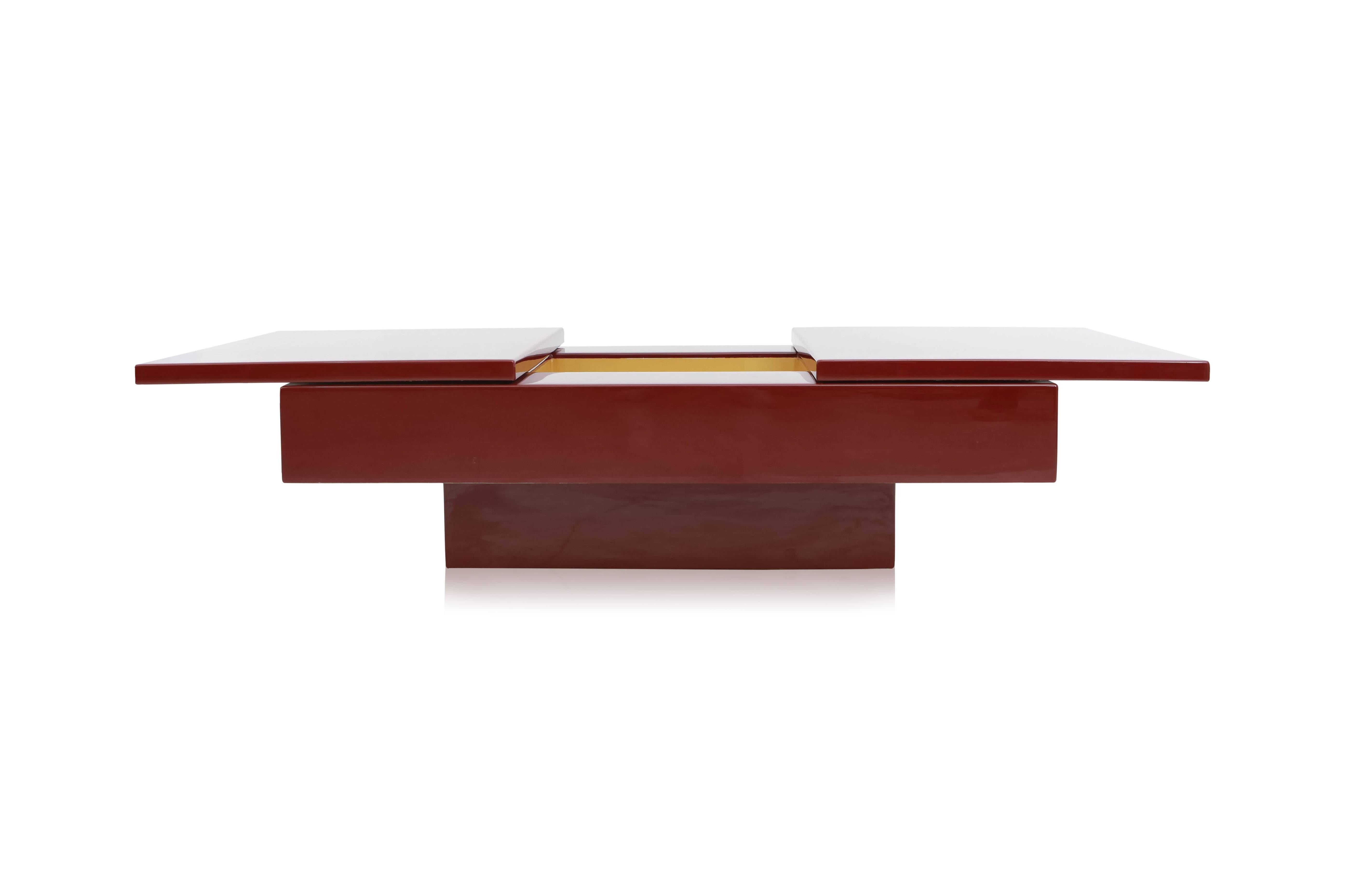 Jean Claude Mahey sliding bar coffee table.
France, 1980s.
Burgundy red lacquer, brass inside.
Hollywood Regency glam.

Closed: L 130 cm W 80 cm H 40 cm
Opened: L 180 cm.