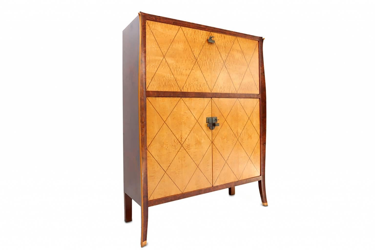 Beautiful Art Deco bar cabinet.
Maple and burl, diamond pattern, bronze details
circa 1940s
Measures: H 160 cm x L 122 cm x D 47 cm.

Would fit well in a jean royere inspired eclectic interior