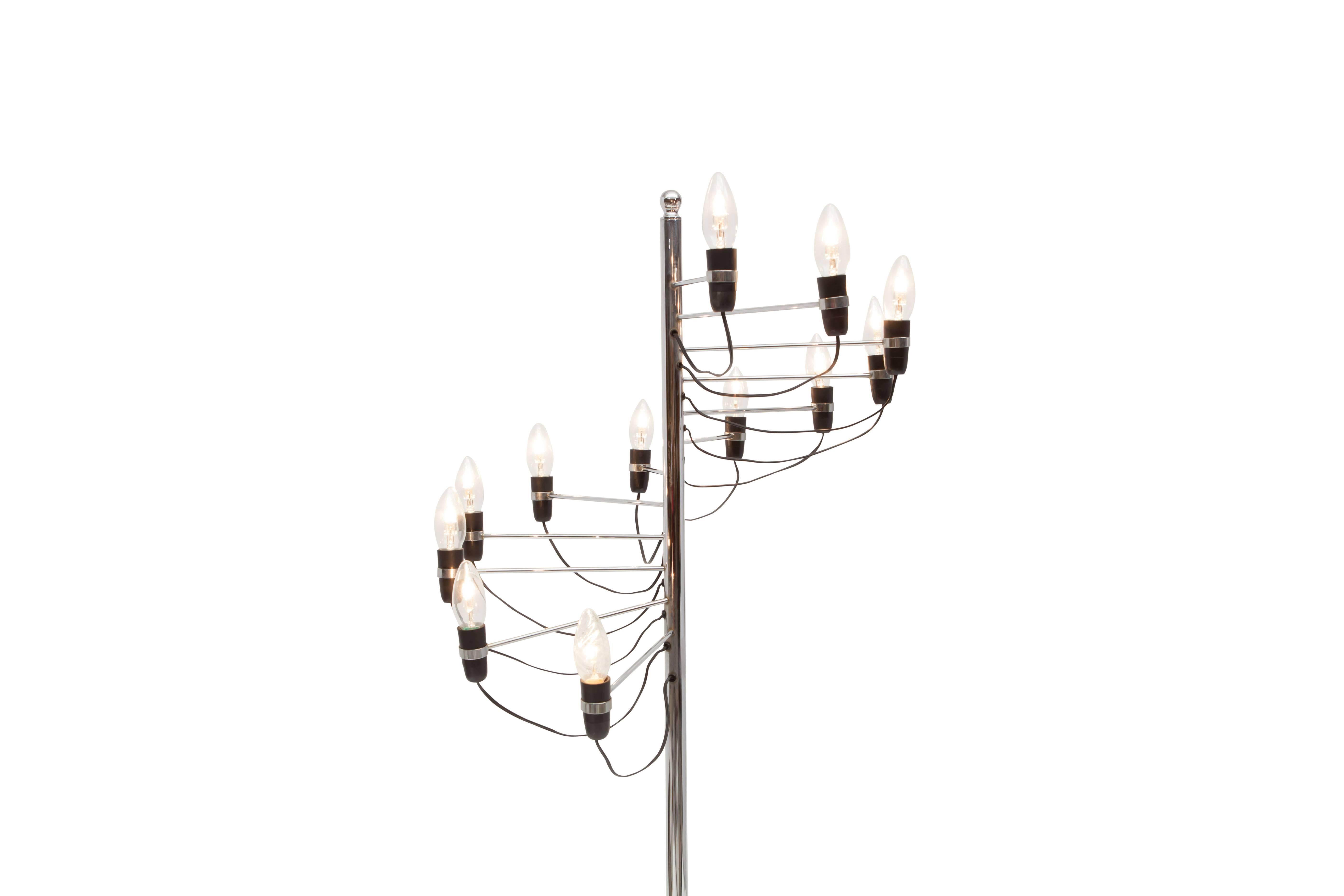 Spiraling floor lamp in chromed steel
manufactured by Flos and designed by Gino Sarfatti.
Italy, 1980s
Measure: H 140 cm x D 55 cm.