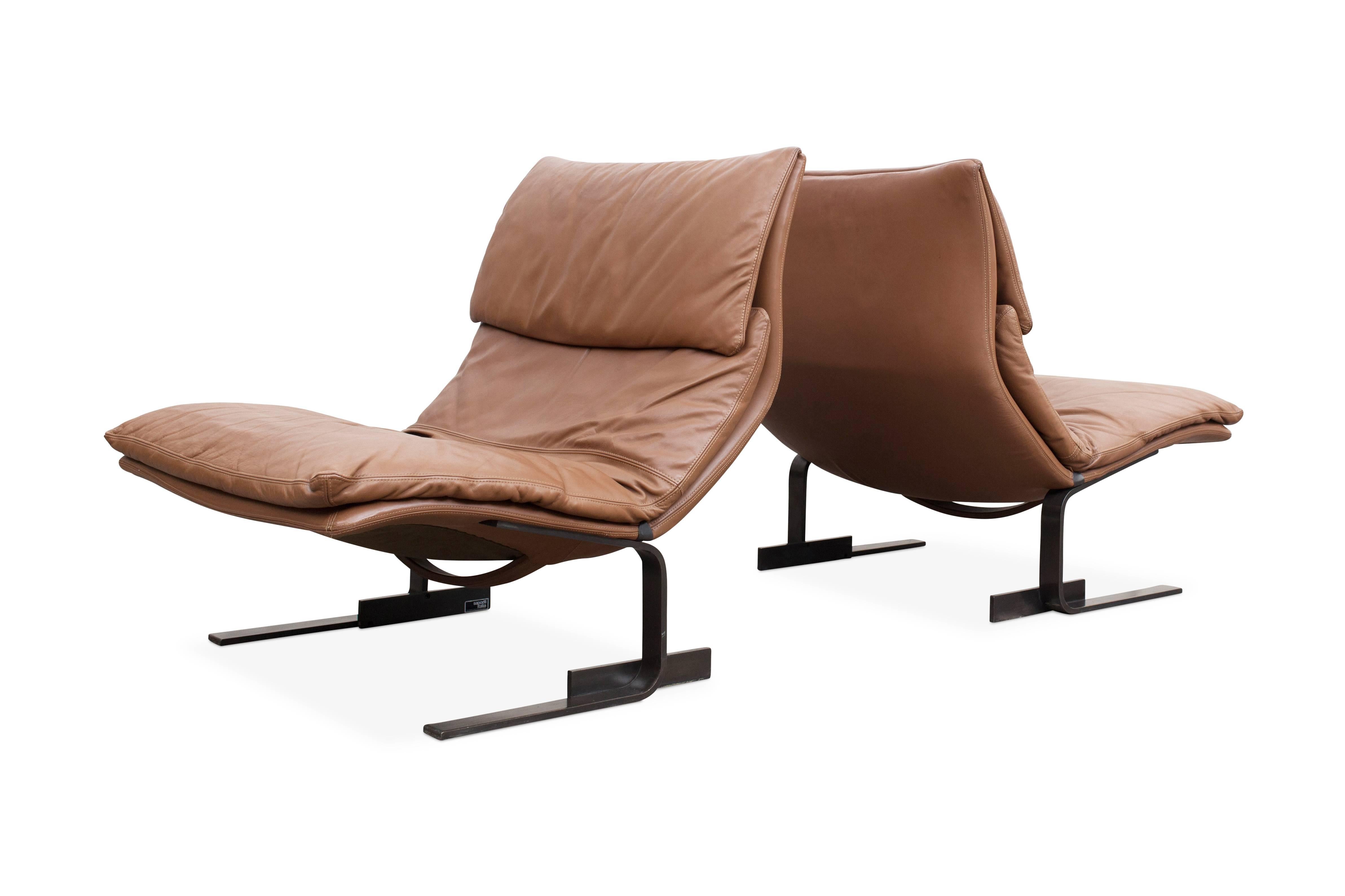 Comfortable and elegantly shaped pair of lounge chairs in brown leather with solid brass legs.
Designed by Giovanni Offeredi as part of the Onda Wave series for Saporiti Italia, 1970s.

 