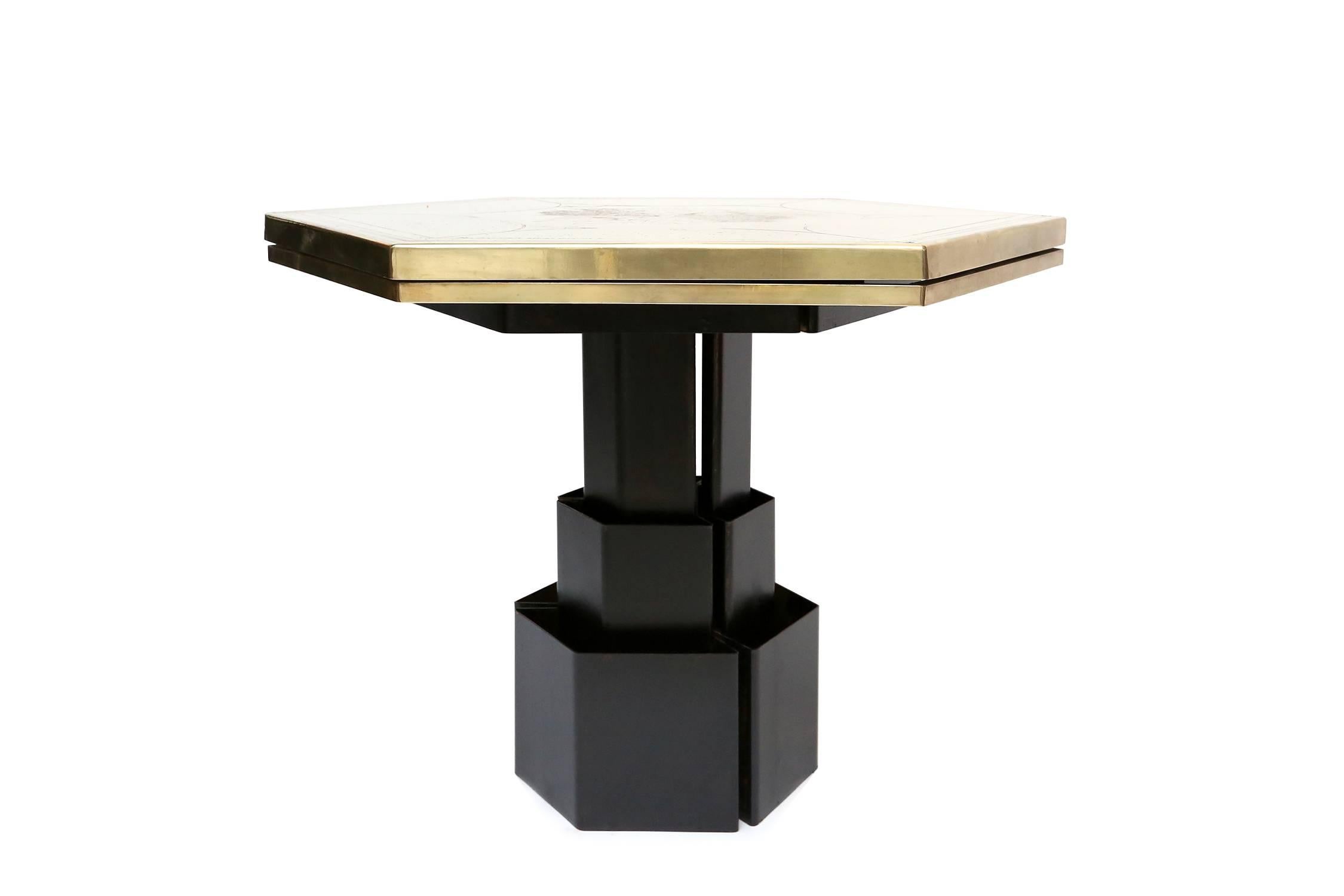Mid-century modernl etched brass table by Christian Heckscher.
Brass black lacquered metal base,
Belgium, 1980s.

The artist now lives in the USA and only has high end customers
Measures: Ø 100 cm, H 75 cm.