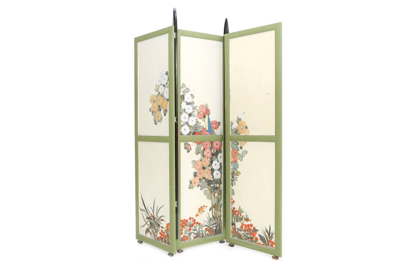 Important room divider with significant detailing of the Dutch 'Amsterdamse School' period.

Michel De Klerk might be the most renowned architect of this early 20th century period.
Handpainted scenes on both sides.



   