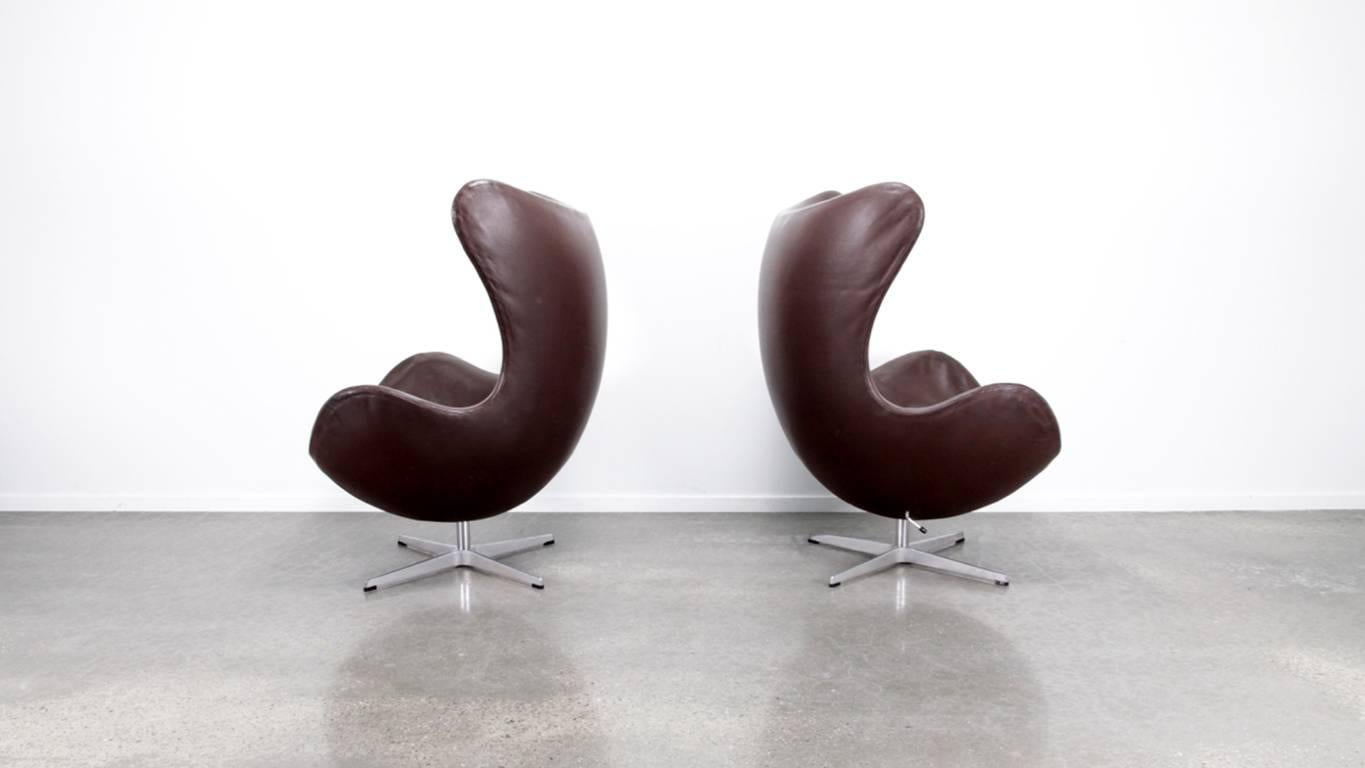 Lovely dark brown egg chair by Arne Jacobsen for Fritz Hansen.

Denmark, 1980.

Brown leather upholstery and an aluminium swivel base. 

In good vintage condition.

 