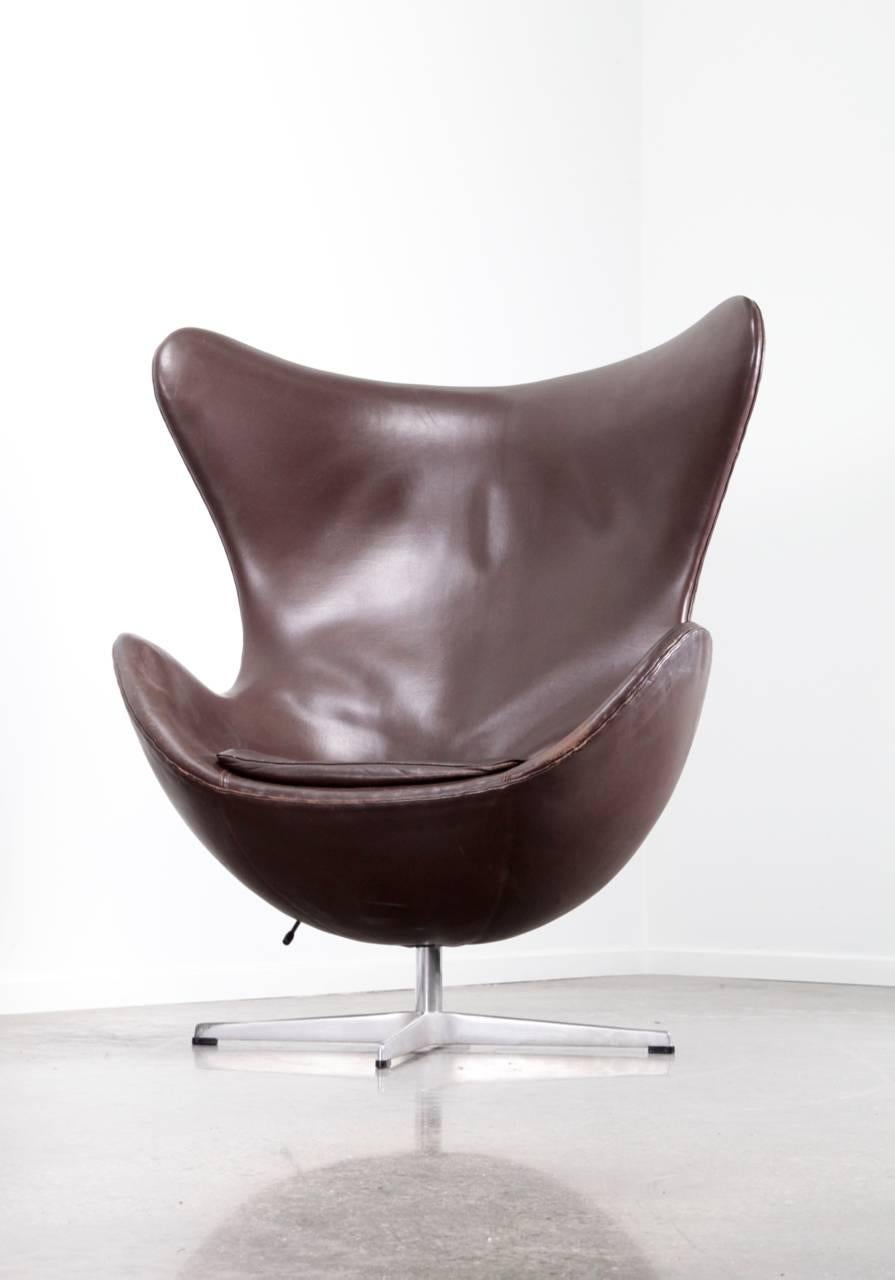 Dark Brown Egg Chair by Arne Jacobsen In Good Condition In Antwerp, BE