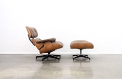 Eames Lounge Chair und Ottomane aus Nussbaum und braunem Leder:: 1970er Jahre