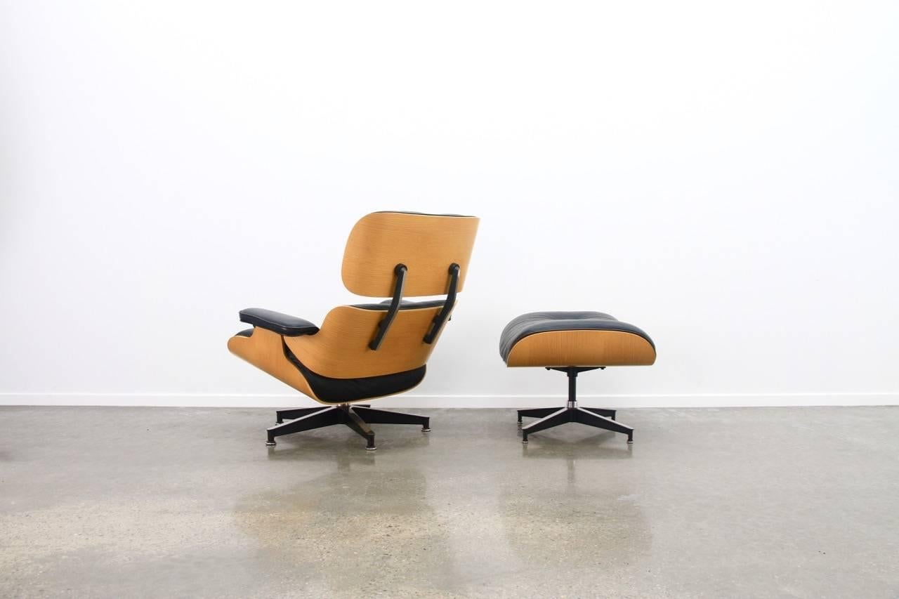 Eames Lounge Chair and Ottoman in Oak Veneer and Brown Leather, 1970s In Good Condition In Antwerp, BE