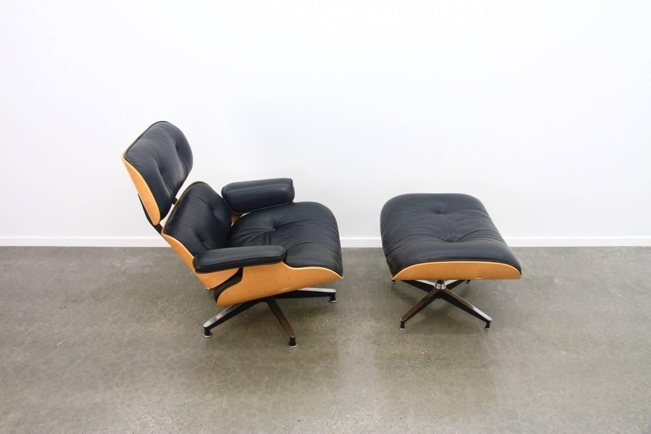 Eames Lounge Chair and Ottoman in Oak Veneer and Brown Leather, 1970s 1