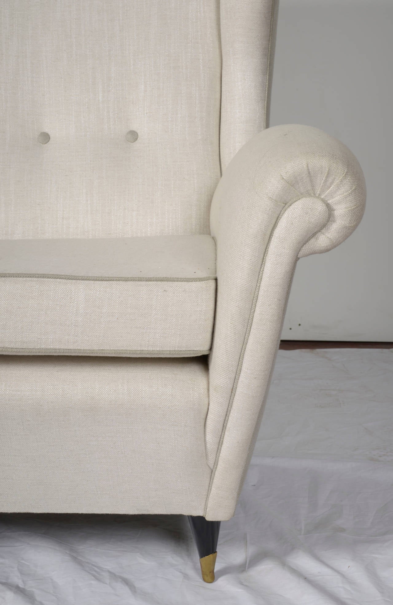 1960s Italian sofa.
Ivory and pale grey silk velvet fabric.
Wood, brass.