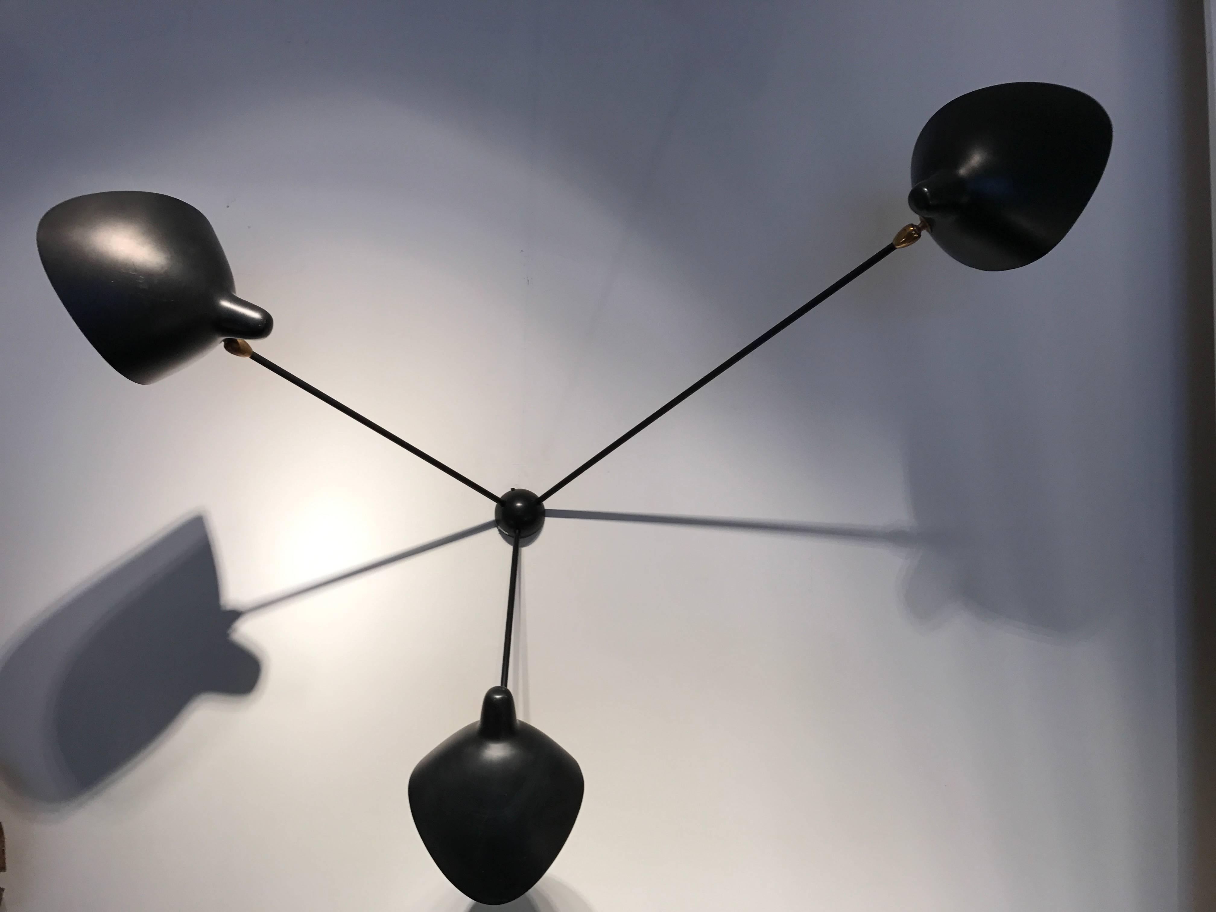 Original 1955s Serge Mouille three-armed wall light
Rotating shades
Measures: Arm 1: 1,00m
Arm 2: 80 cm
Arm 3: 60 cm
Painted tubular metal, painted aluminium, brass.