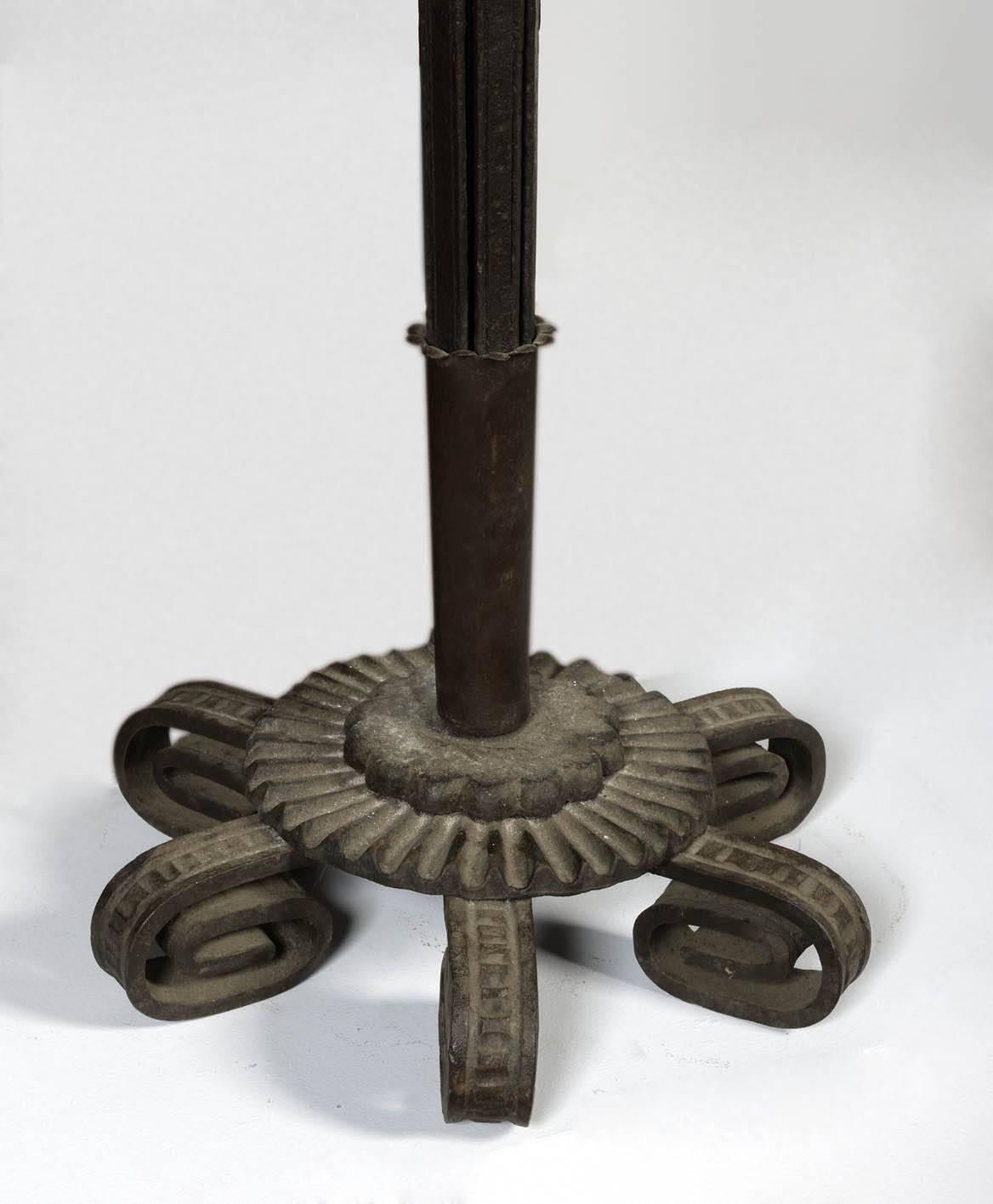 1930s Wrought Iron and Alabaster Floor Lamp In Excellent Condition For Sale In Brussels, BE