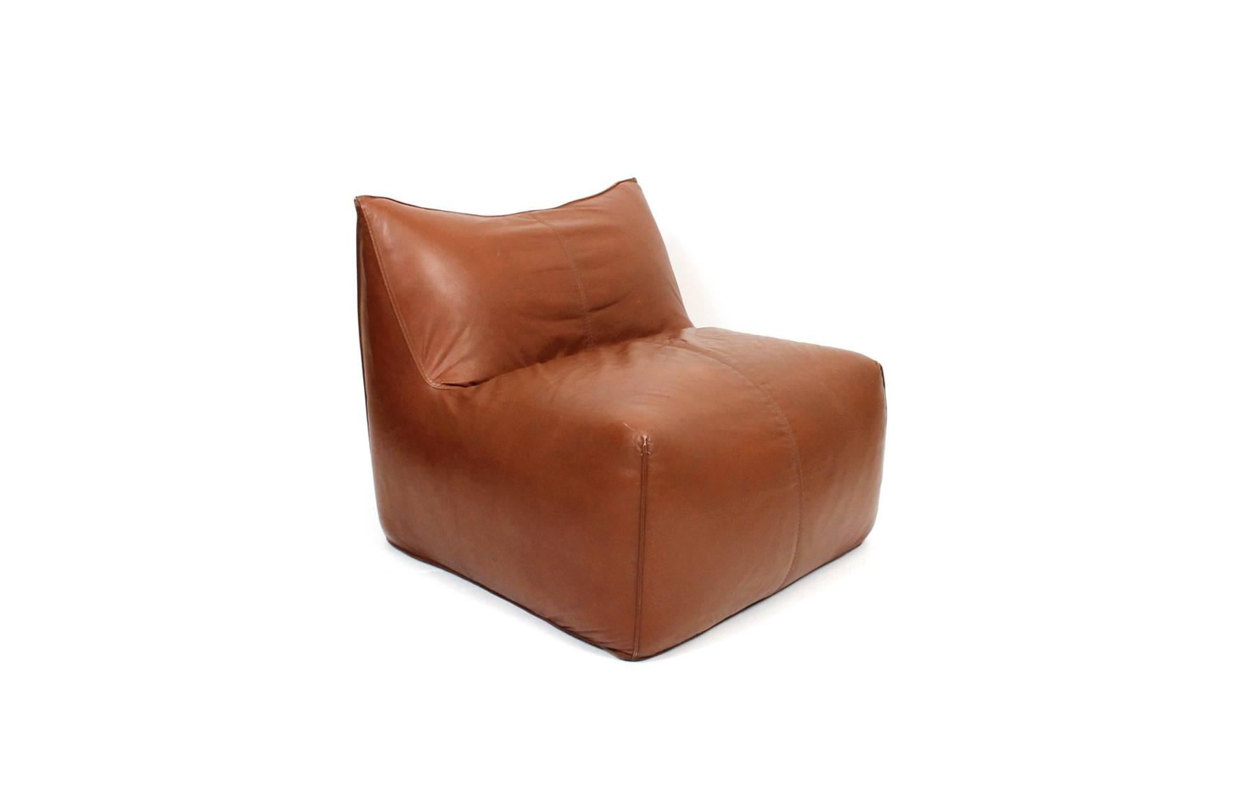 Armless lounge chair designed by Mario Bellini and produced by B&B Italia in the 1970s. From the “Le Bombole” series this chair is in highly desirable leather. Very comfortable lounge chair.